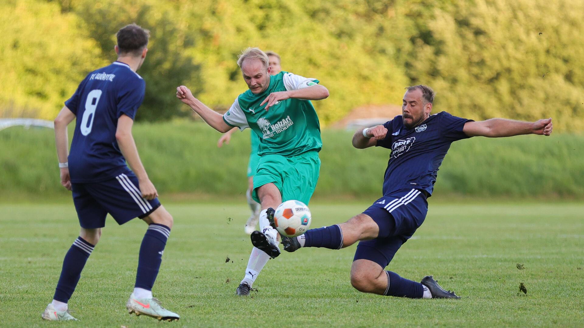 Karlshöfens Marvin Grabau (Mitte) kehrte im Pokalspiel gegen Wörpetal nach überstandenem Kreuzbandriss zurück aufs Feld. Sein Team, TSV Karlshöfen, gilt als Topfavorit auf die Meisterschaft in der 1. Kreisklasse Nord.