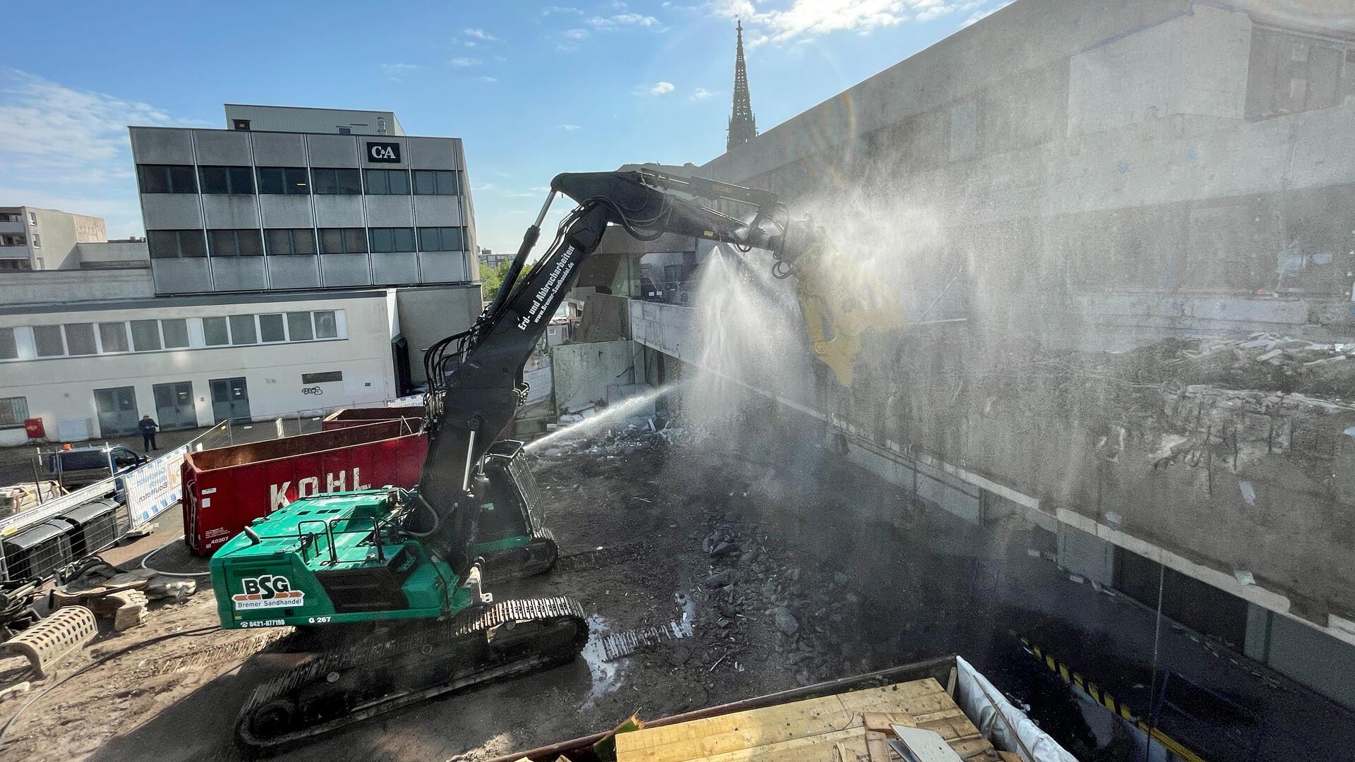 Karstadt-Abriss: Die Bagger rollen an und machen das Gebäude dem Erdboden gleich.