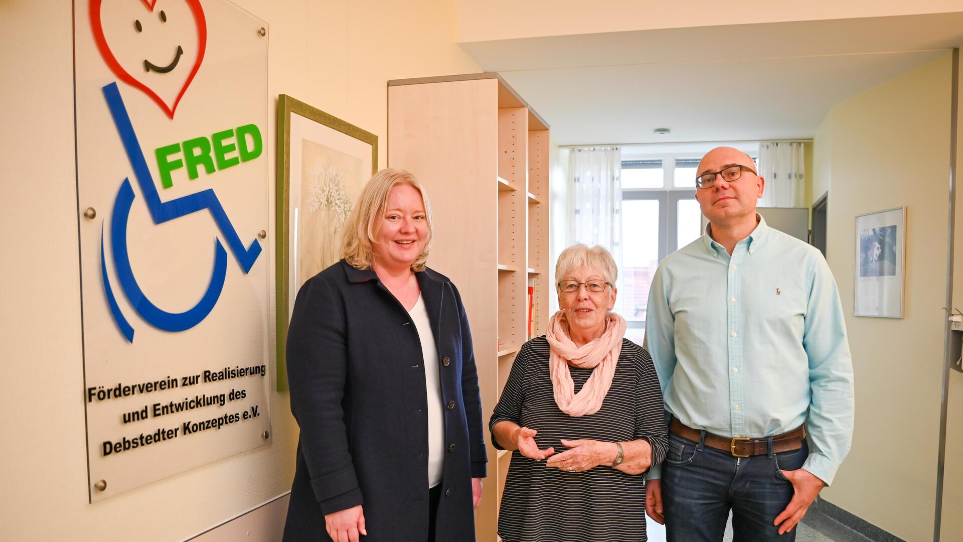 Katja Loesche (Ameos), Annette Faße (FRED) und Dr. Evgenij Khavkin (von Links) zeigen die Familienoase am Standort Mitte.