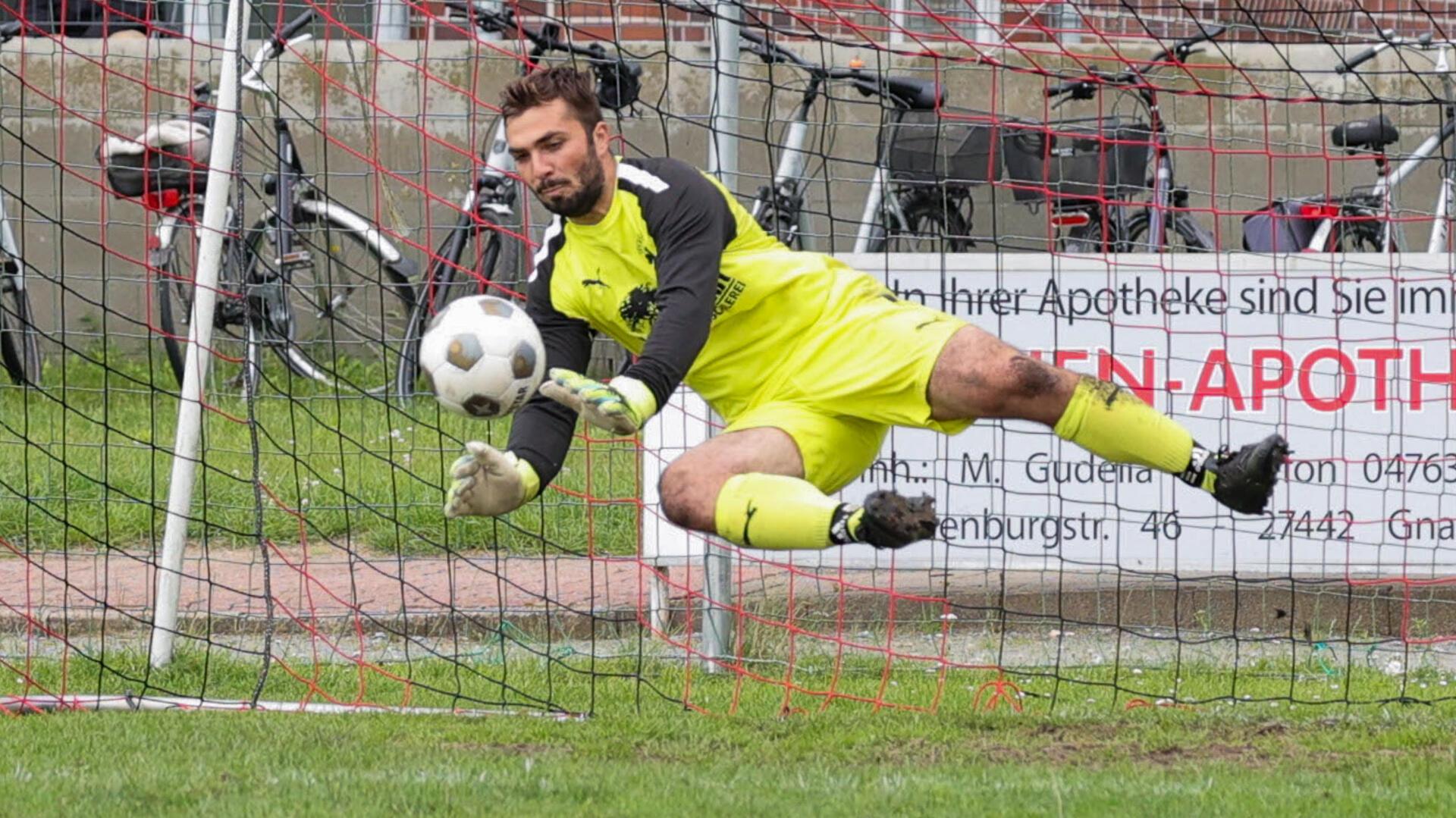 Keeper Marcel Schröder pariert den letzten Elfmeter von Gnarrenburgs „Dritter“. Anschließend verwandelte Marvin Lieschewski und sicherte damit dem TSV Karlshöfen II den Einzug in die nächste Runde.