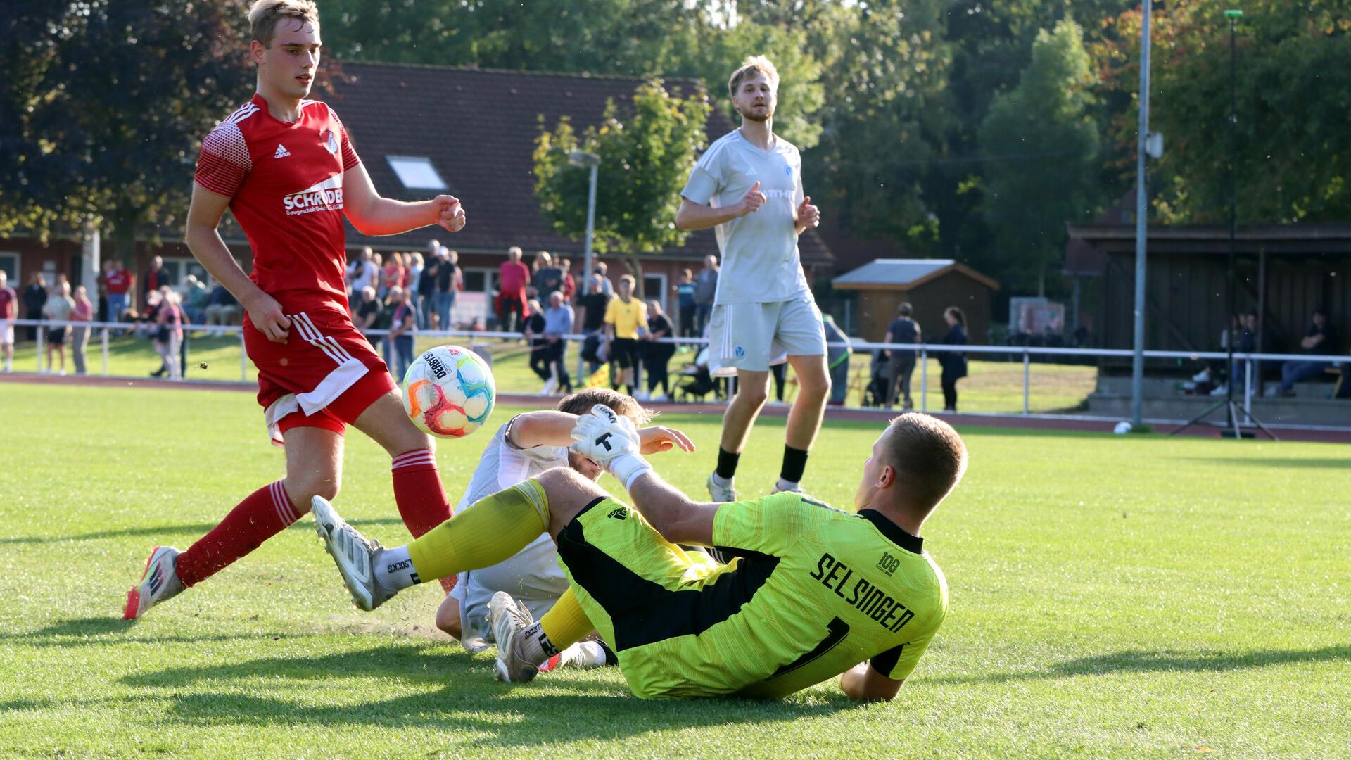 Keeper Patrick Ehlers wurde zu oft von seinen Vorderleuten im Stich gelassen. Hier klärt er gemeinsam mit Jan Schröder.