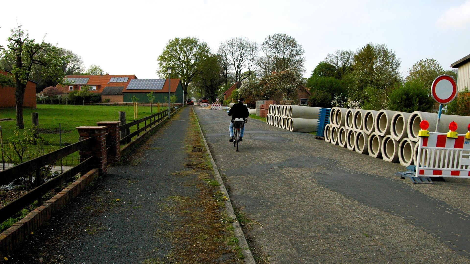 Kein Durchkommen, außer für Fahrräder, auf der Kreisstraße nach Rockstedt