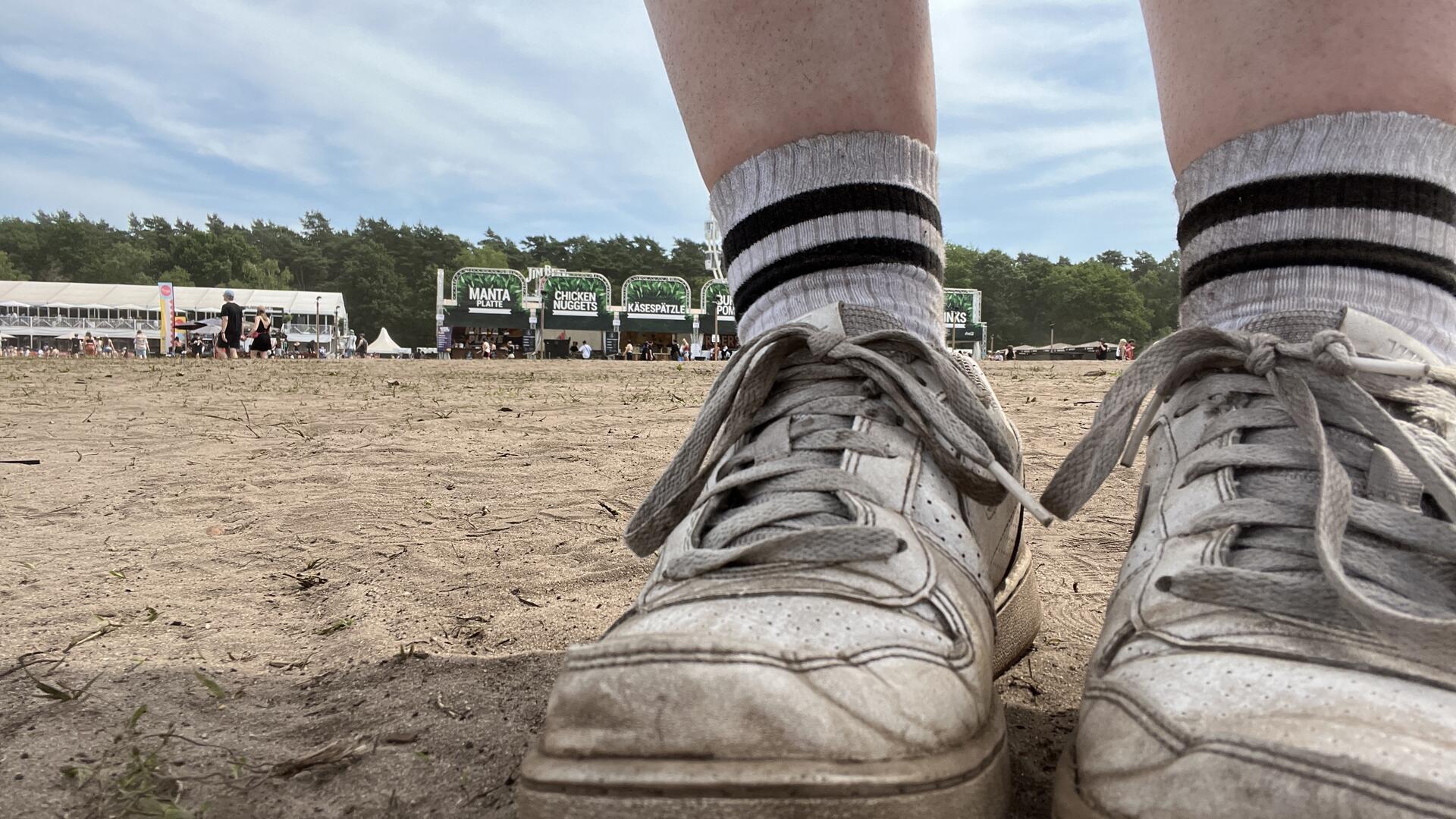 Kein Regen und viel Hitze: Auf dem Hurricane-Festival setzt der Staub nicht nur den Schuhen zu.