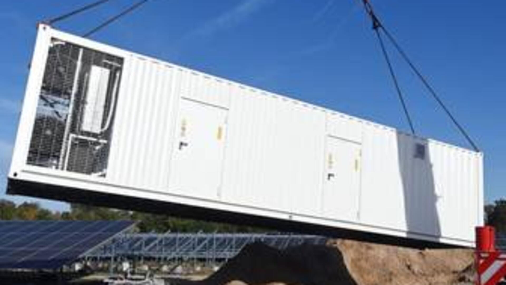  Batteriegroßspeicher kommen in Elementen, die einem Überseecontainer ähneln.