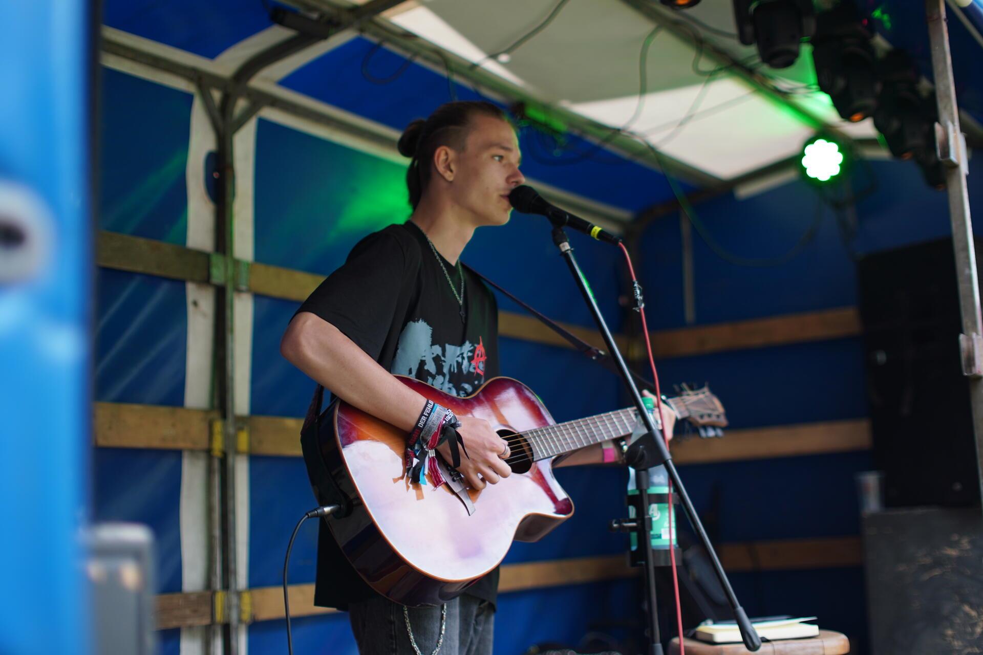 Kelvin sorgte mit Songs auf der Akustikgitarre für Unterhaltung während der Umba...
