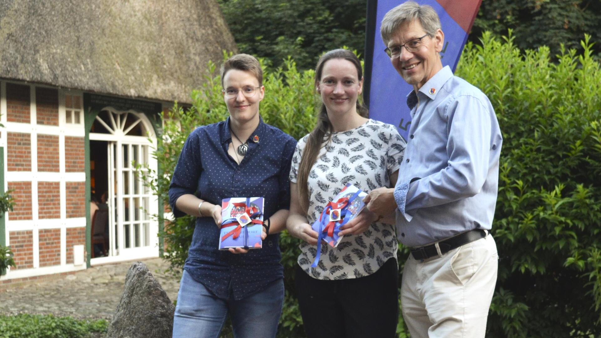 Kerstin Umierski, Mareike Brandt und Manfred Brandt präsentieren die Chronik.