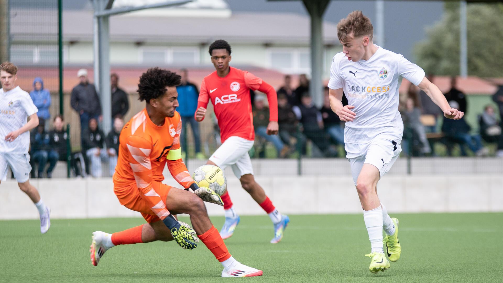 Kevin Müller erzielte den 2:1-Siegtreffer für den JFV A/O/B/H/Heeslingen, scheitert hier aber am Torwart von Vorwärts Wacker Billstedt.