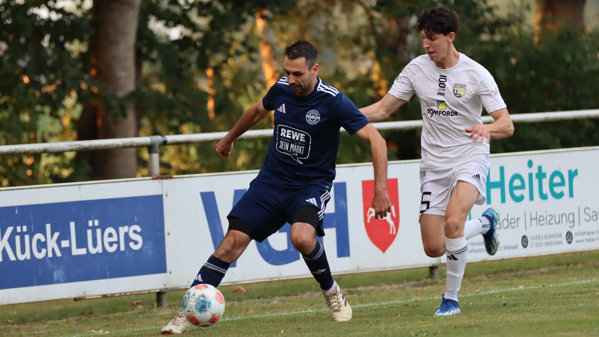 Wörpetal gewinnt erstes Heimspiel verdient mit 2:0 gegen Bevern Kevin Murley schirmt den Ball geschickt vor dem anstürmenden Ahmed Ramadan ab.