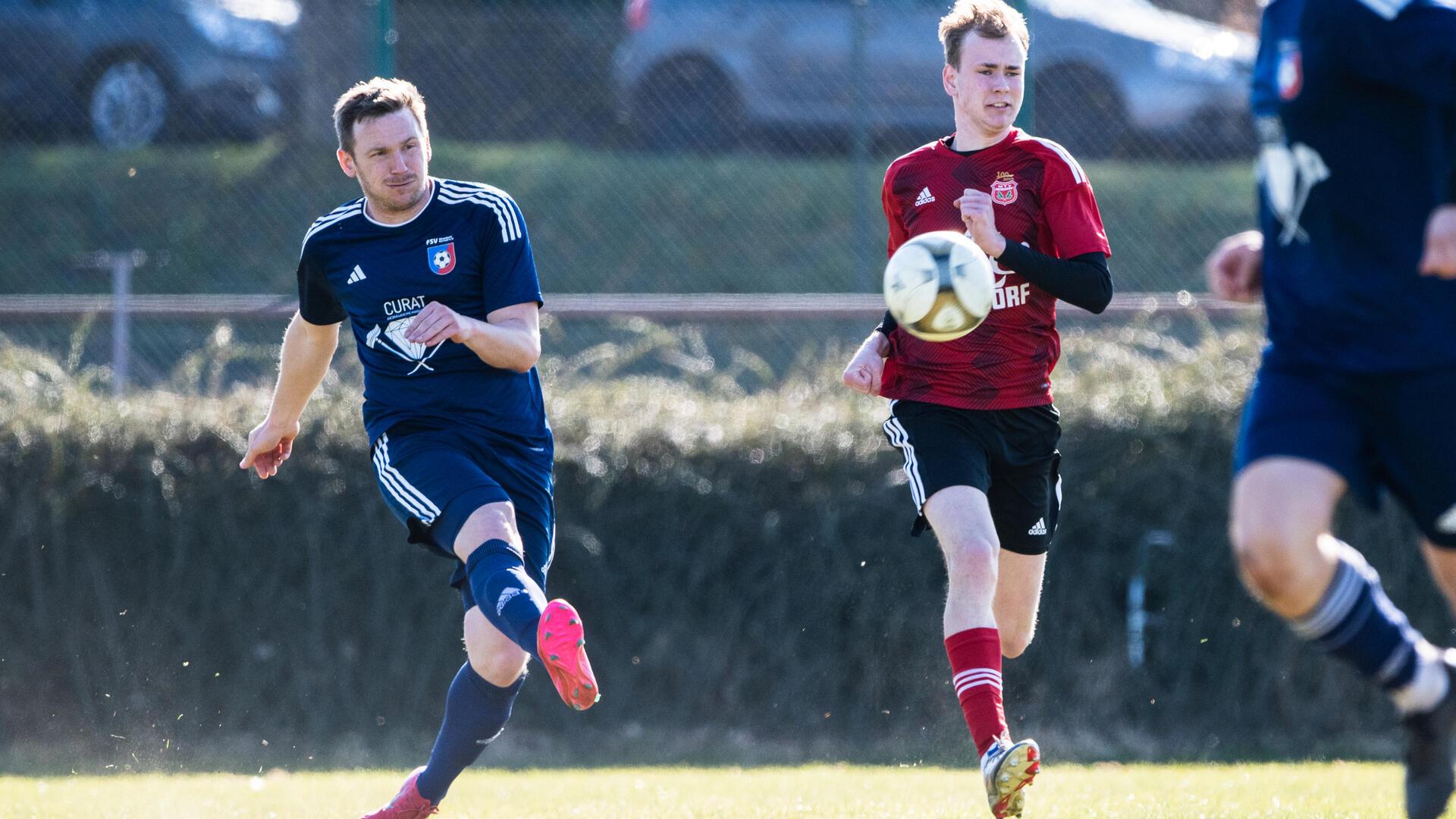 Kevin Romer (links) scheiterte gegen den FC Walsede mit einem Elfmeterschuss.