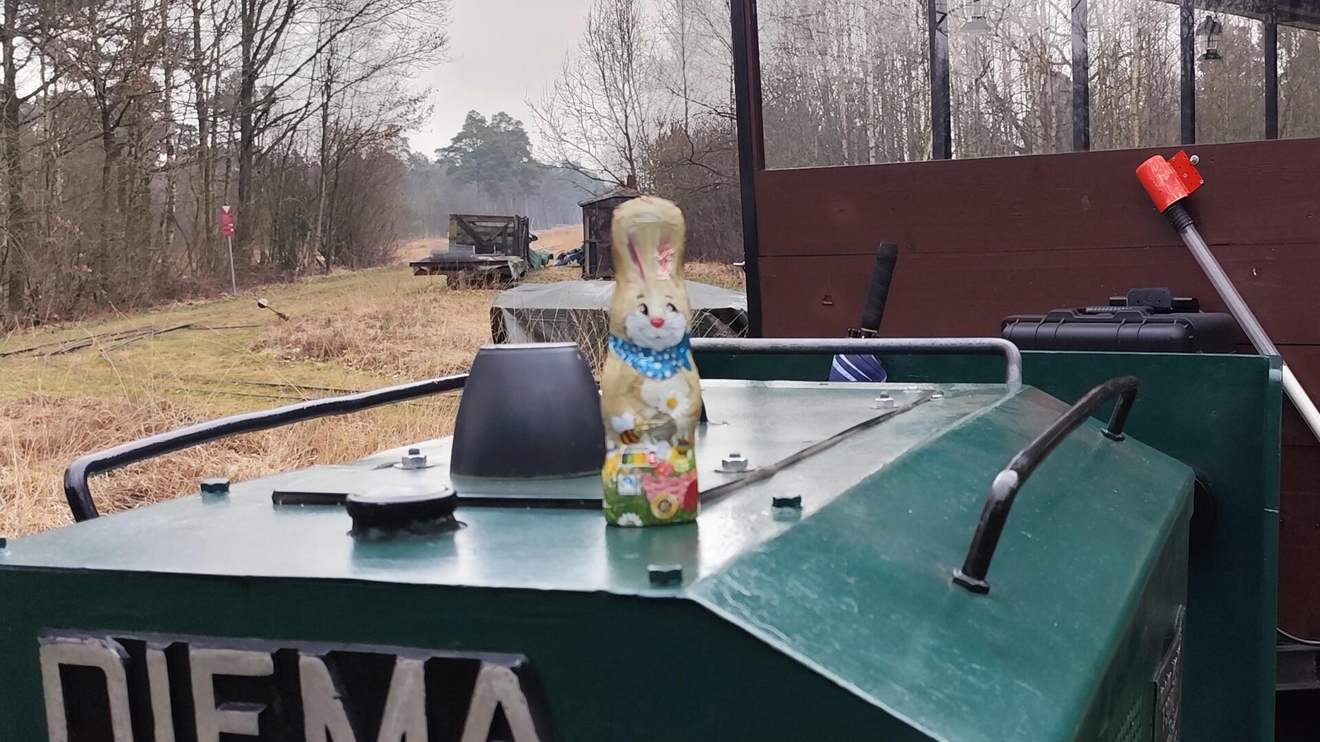 Ein Schokoladen-Osterhase sitzt auf der Moorbahn