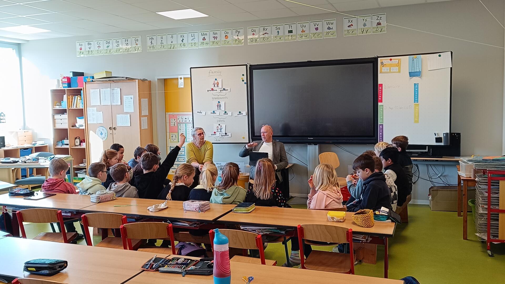 Kinder stellen Bremervördes Bürgermeister Michael Hannebacher Fragen.