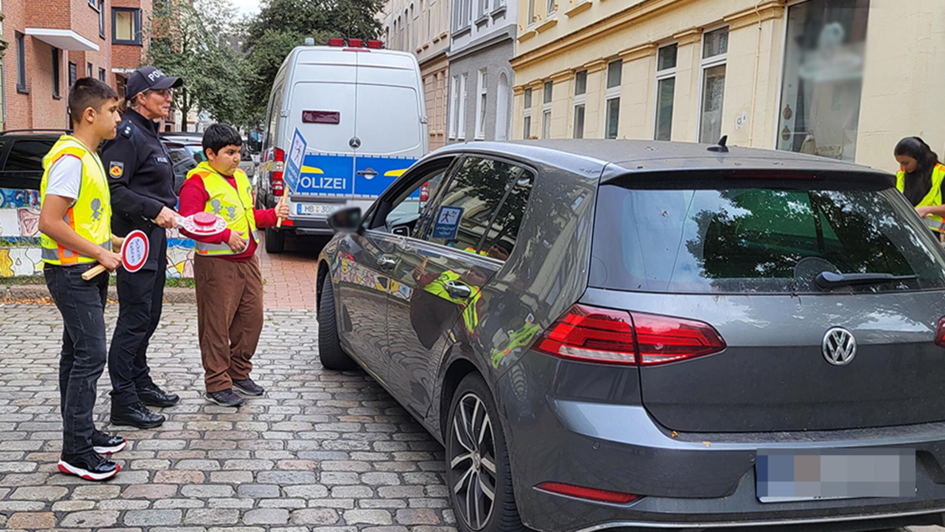 Kinder vom Verein "Rückenkind für Leher Kinder" führen gemeinsam mit Kontaktpolizistin Iris Daniels aufklärende Gespräche.