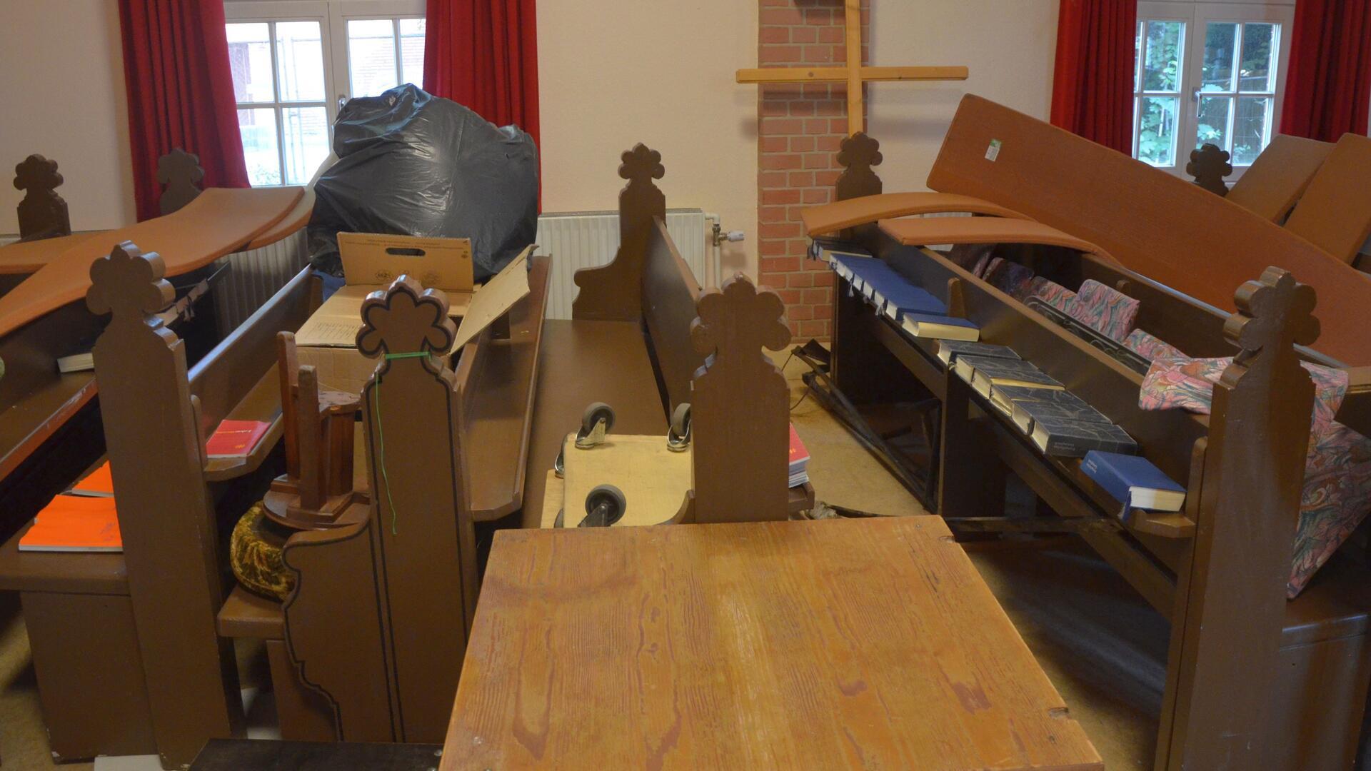 Kirchenbänke in einem Raum abgestellt