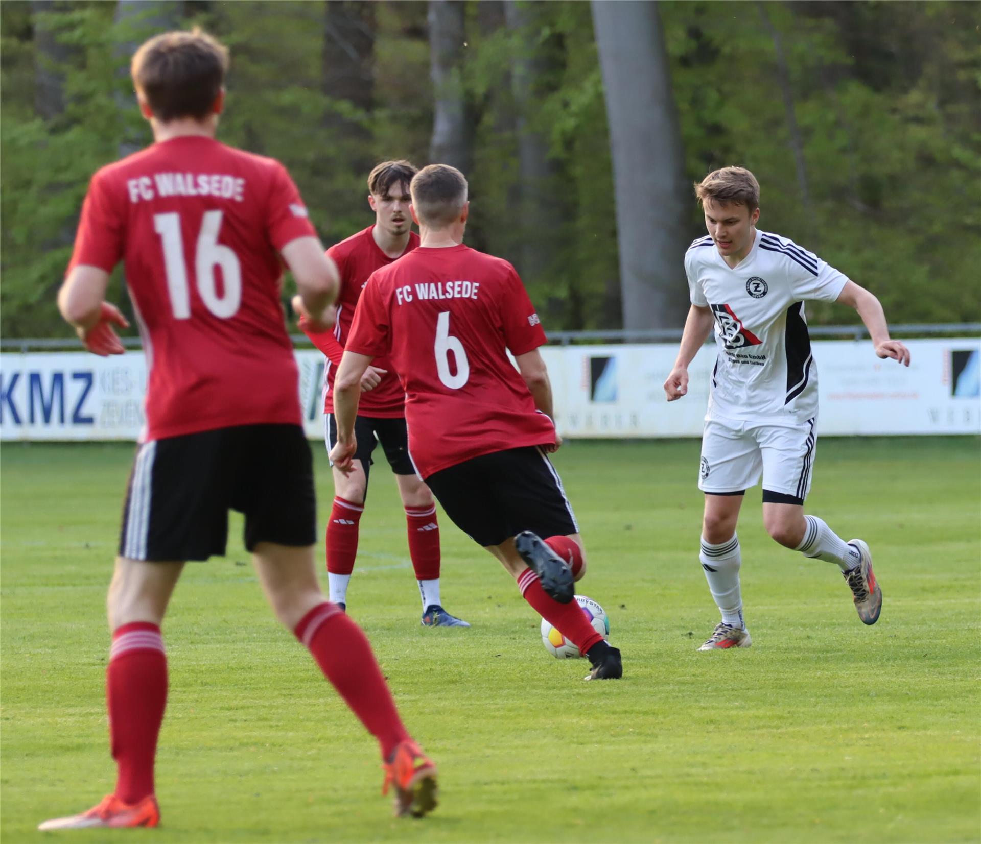 Zeven klopft nach fulminantem 5:1-Heimsieg noch einmal ganz oben an Kjell Hinrichs machte eine starke Partie im Mittelfeld, krönte seine Leistung mit dem Tor zum 3:0 für den TuS Zeven in der 55. Minute.