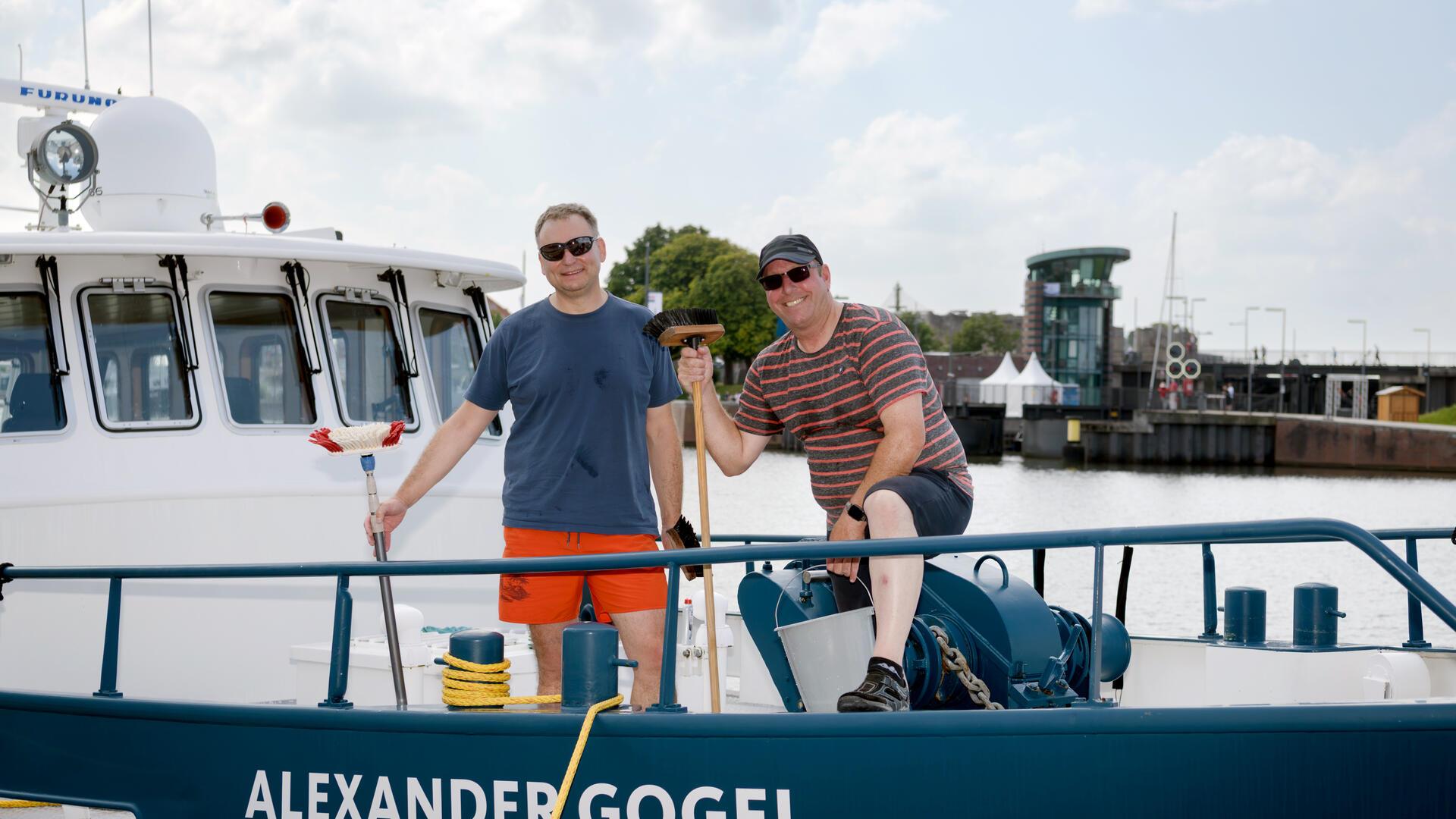 Zwei Männer an Bord eines Schiffs.