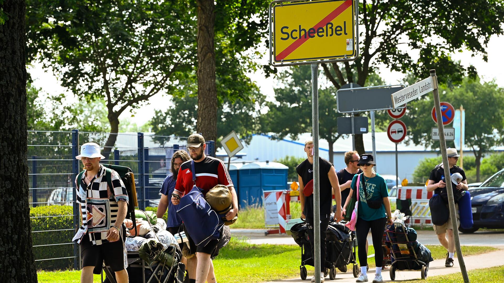 Klare Absage für die Band Kneecap in Scheeßel: Festivalbesucher werden das irische Trio nicht mehr auf der Bühne am Eichenring sehen. Knapp 80.000 Menschen werden hier im Juni wieder zusammen feiern.