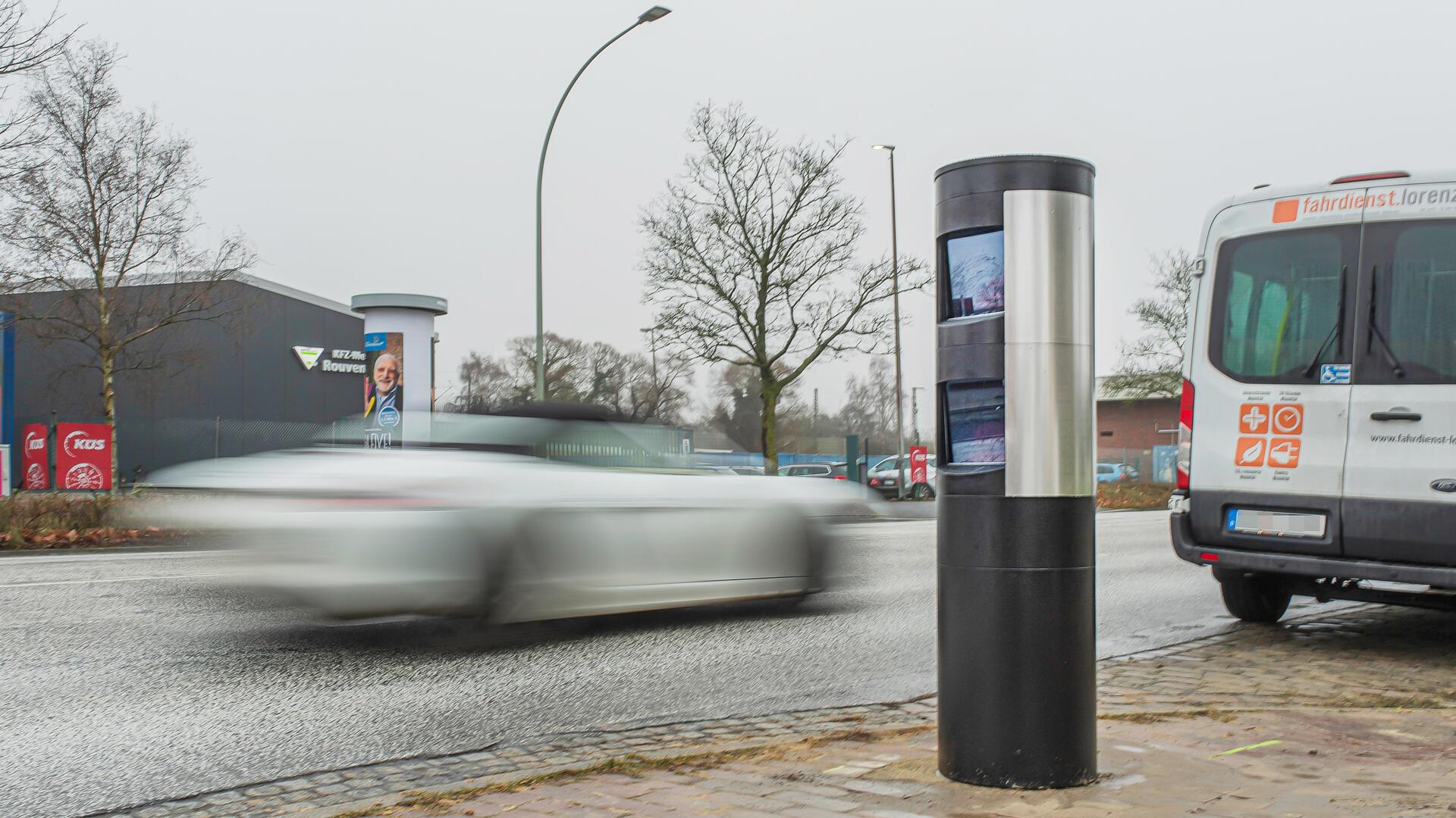 Klein, aber oho: Viele Verkehrsteilnehmer fahren hier viel zu schnell, der Blitzer soll Abhilfe schaffen.