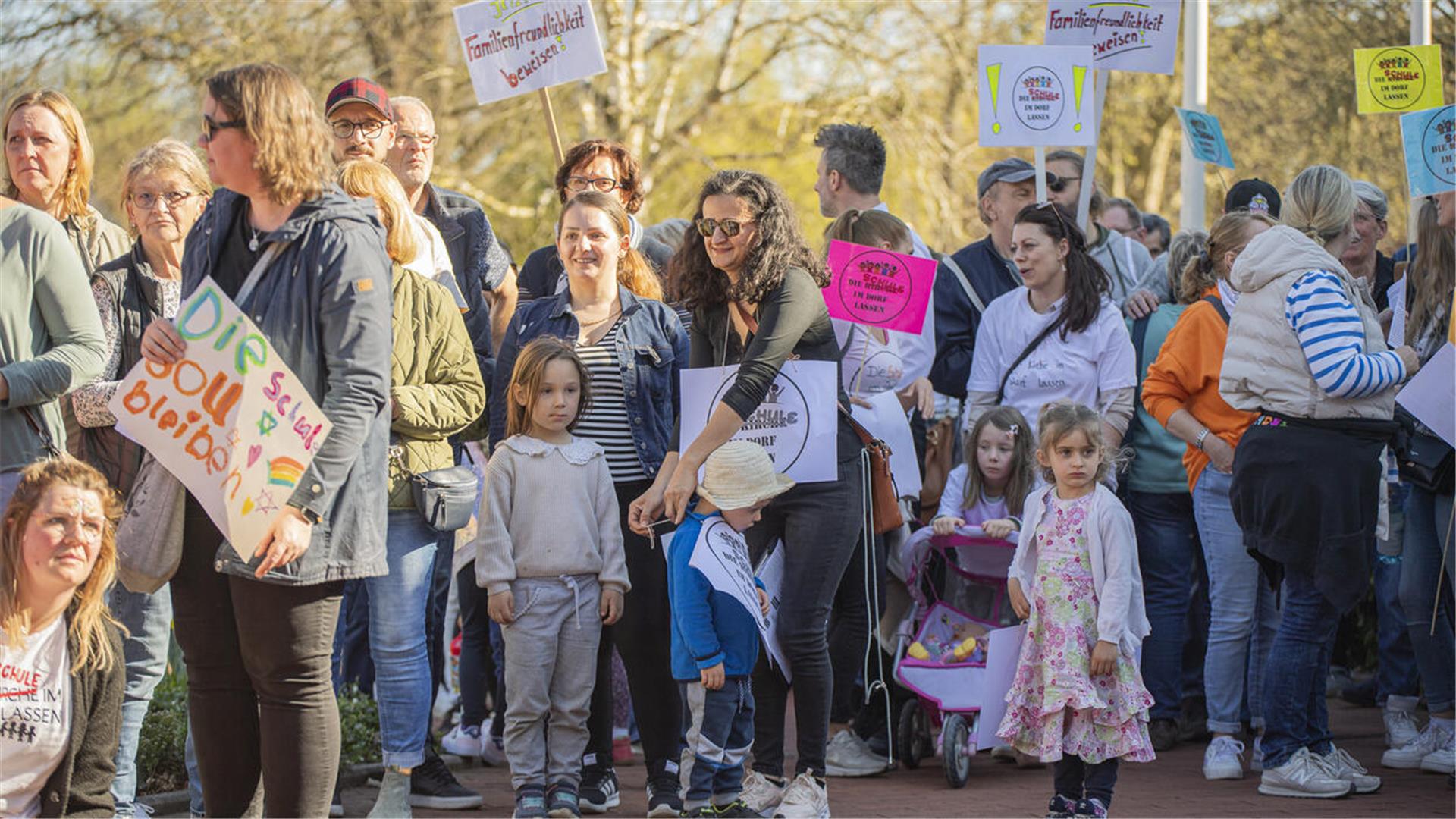 Demo der Eltern gegen mögliche Schulschließungen in Wehdel und Sellstedt