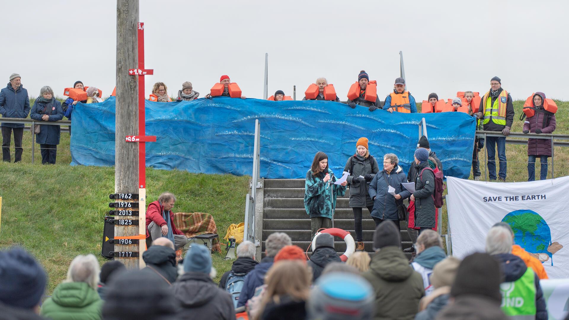 Klimastreik am Sturmflutpfahl: Die Aktion soll verbildlichen, dass Bremerhaven durch den Meeresspiegelanstieg bedroht wird.
