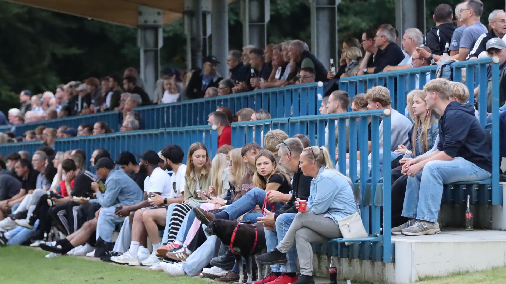 Knapp 400 Zuschauerinnen und Zuschauer verfolgten das intensive Spiel im Zevener Ahe-Stadion.