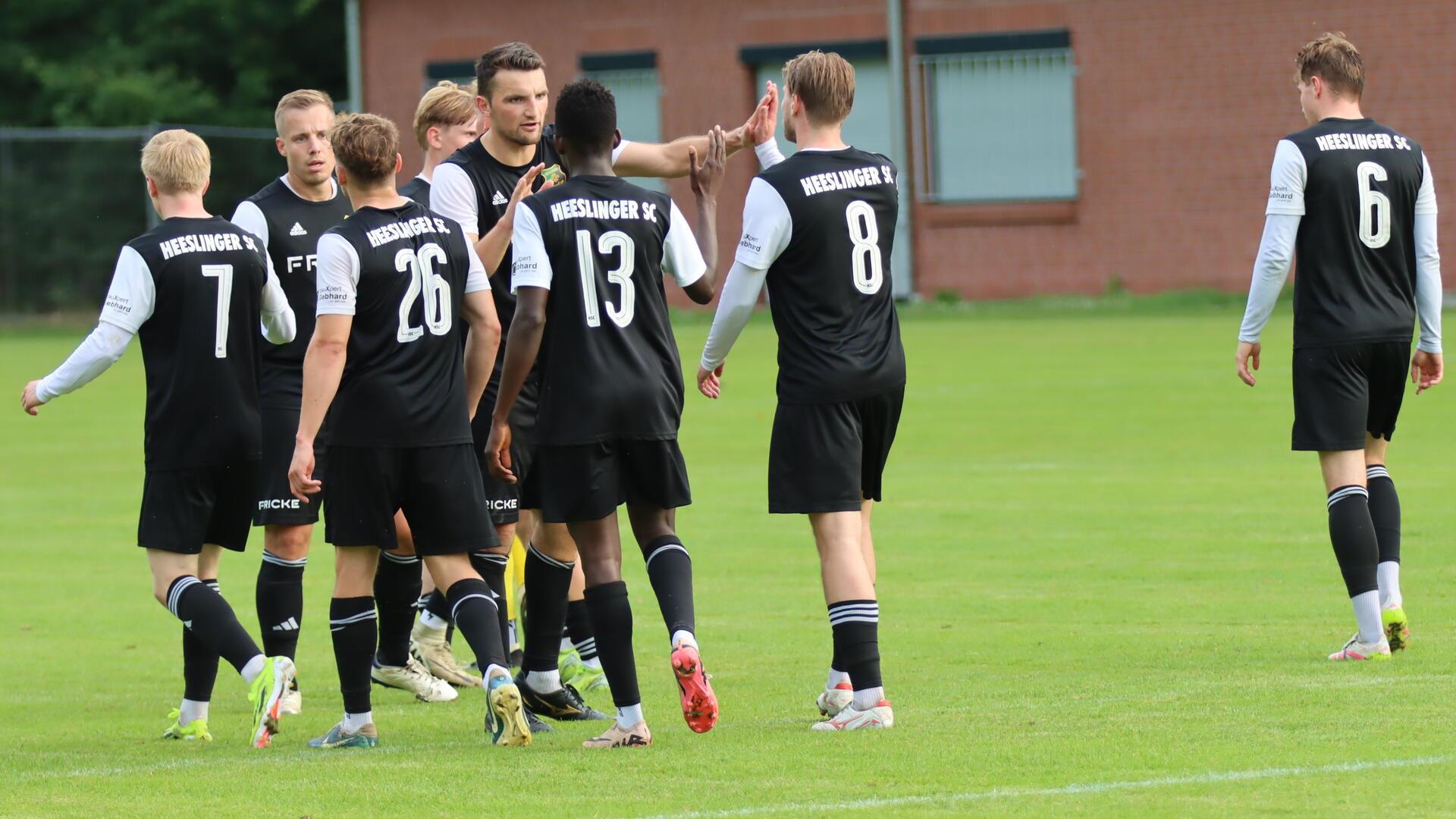 Kollektive Glückwünsche der Heeslinger für den Torschützen zum 2:0, Luca Althausen (Nummer 8).