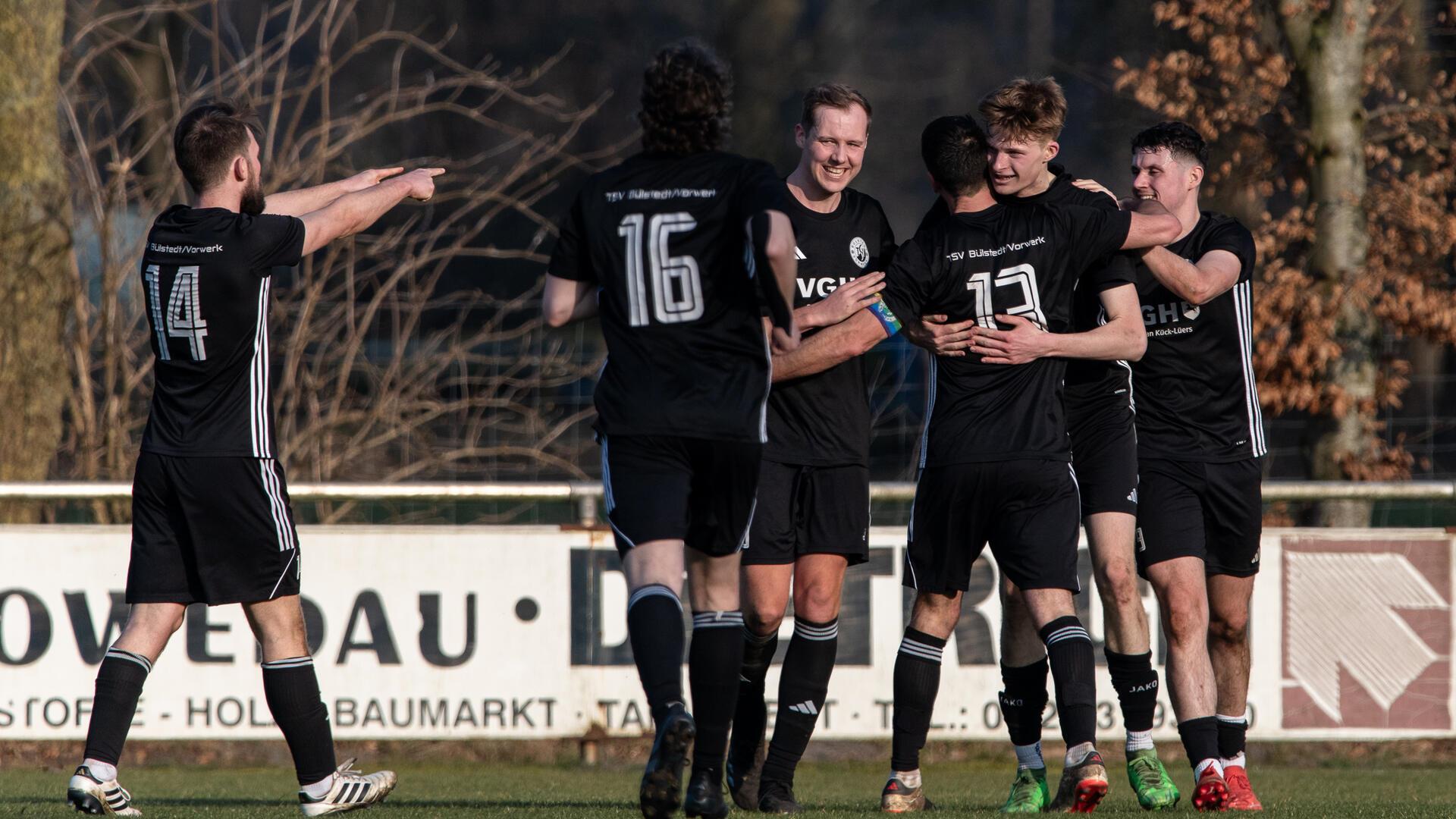 Kollektiver Jubel zur 2:0-Führung für den TSV Bülstedt/Vorwerk durch Joel Hoops (Zweiter von rechts).