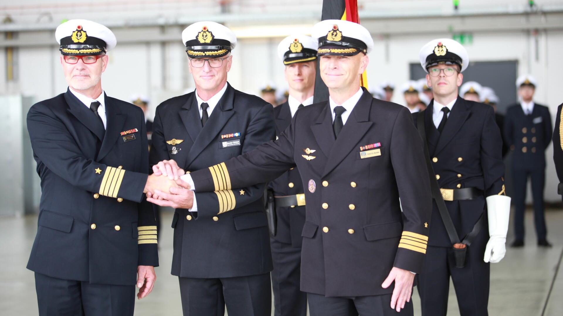 Kommodorewechsel bei den Nordholzer Marinefliegern: Der Kommandeur des Marinefliegerkommandos, Kapitän zur See Broder Nielsen (Bildmitte) hat das Kommando für das MFG5 von Kapitän zur See Carsten Holtgreve (links) an den neuen Kommodore, Fregattenkapitän Thorsten Werning übergeben.