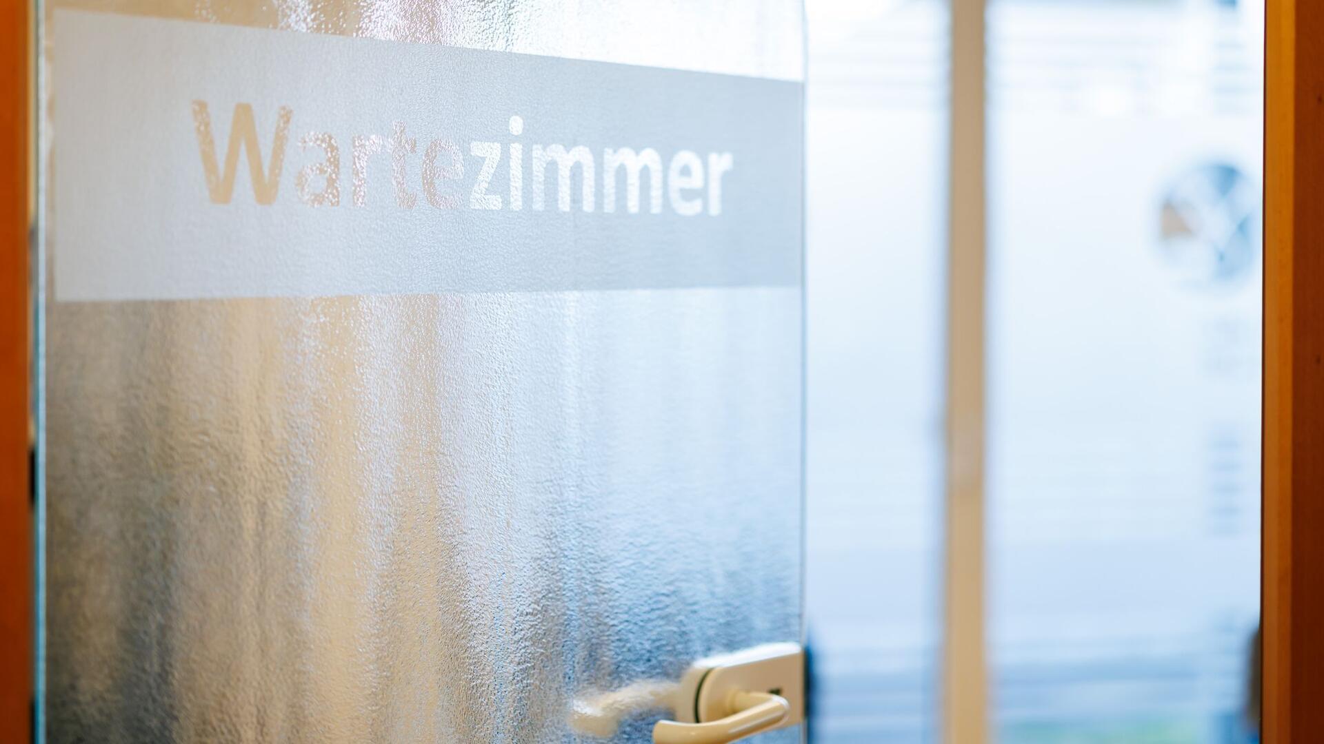 „Wartezimmer“ ist auf der Tür in einer Arztpraxis zu lesen. Kommt jetzt die Praxisgebühr für den Besuch beim Facharzt?