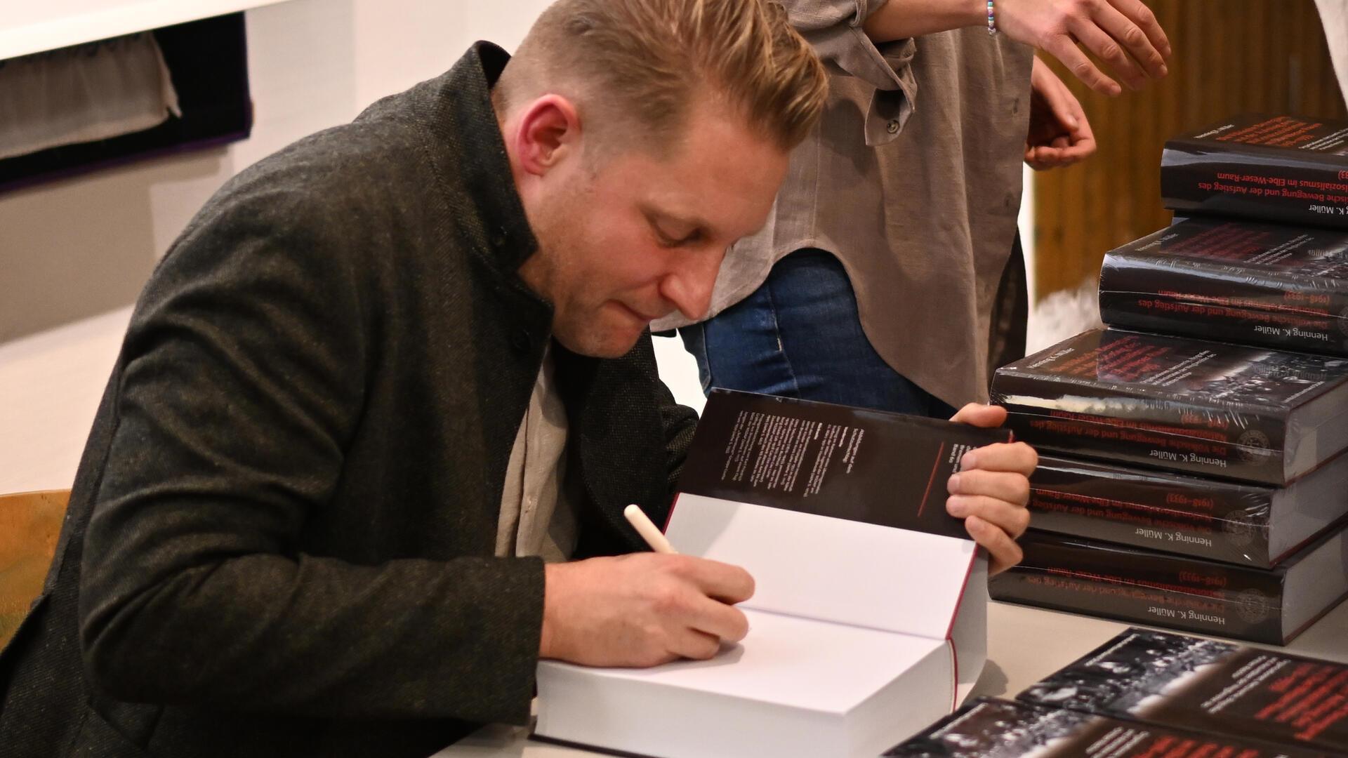 Konnte bei Lesungen bereits viele Ausgaben seines Buches, das für die Longlist des Buchpreises „Pflichtlektüre Niedersachsen“ nominiert wurde, signieren: der Historiker Dr. Henning Müller.