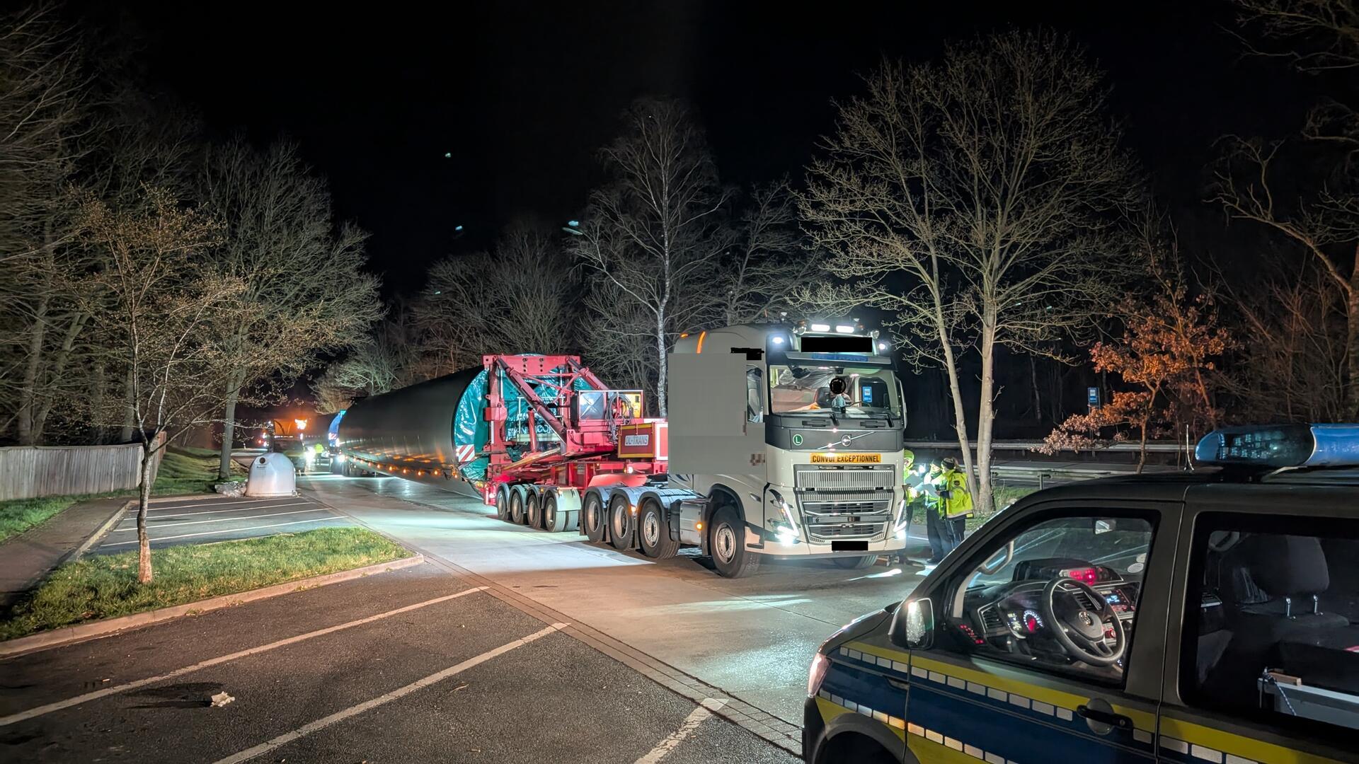 Polizeikontrollen auf der BAB27: 11 von 15 Schwertransporten beanstandet. Maßnahmen gegen Speditionen eingeleitet.