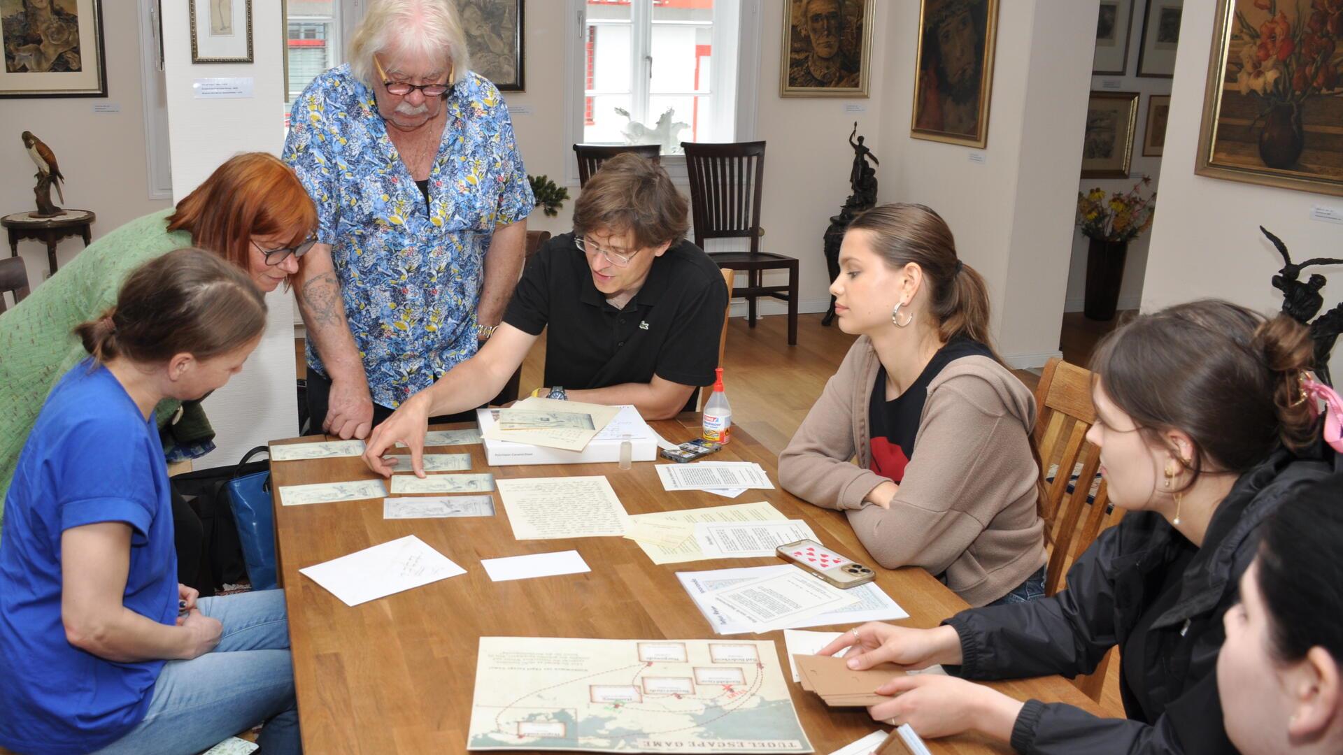 Konzentrierte Arbeitsatmosphäre bei der Spielentwicklung: Bei Gesprächen mit Museumsbetreiber Hein Meyer, seiner Frau Marianne Gerth-Meyer und dem Natur- und Erlebnispark Bremervörde GmbH entstand die Idee, mithilfe zweier Spieleformate auch jüngere Generationen für Tügels Werk zu begeistern.