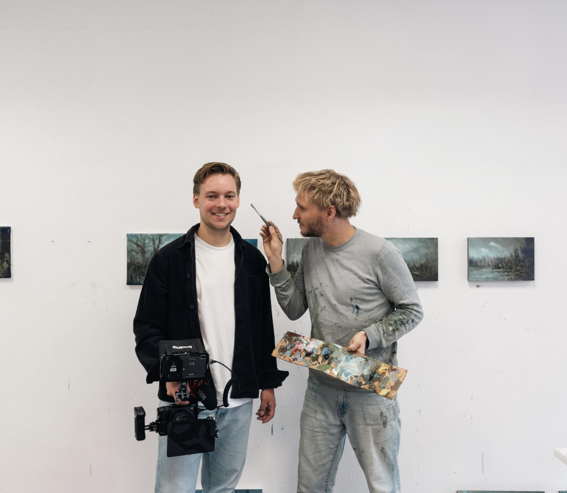 Kreative Begegnung im Bremervörder Atelier: Filmemacher Nils Hannes Klotz (links) mit dem Stadtmaler Clemens Tremmel. Premiere für den Film über den Leipziger Künstler ist auf der Vernissage im Bremervörder Ratssaal am 10. Oktober um 19 Uhr.