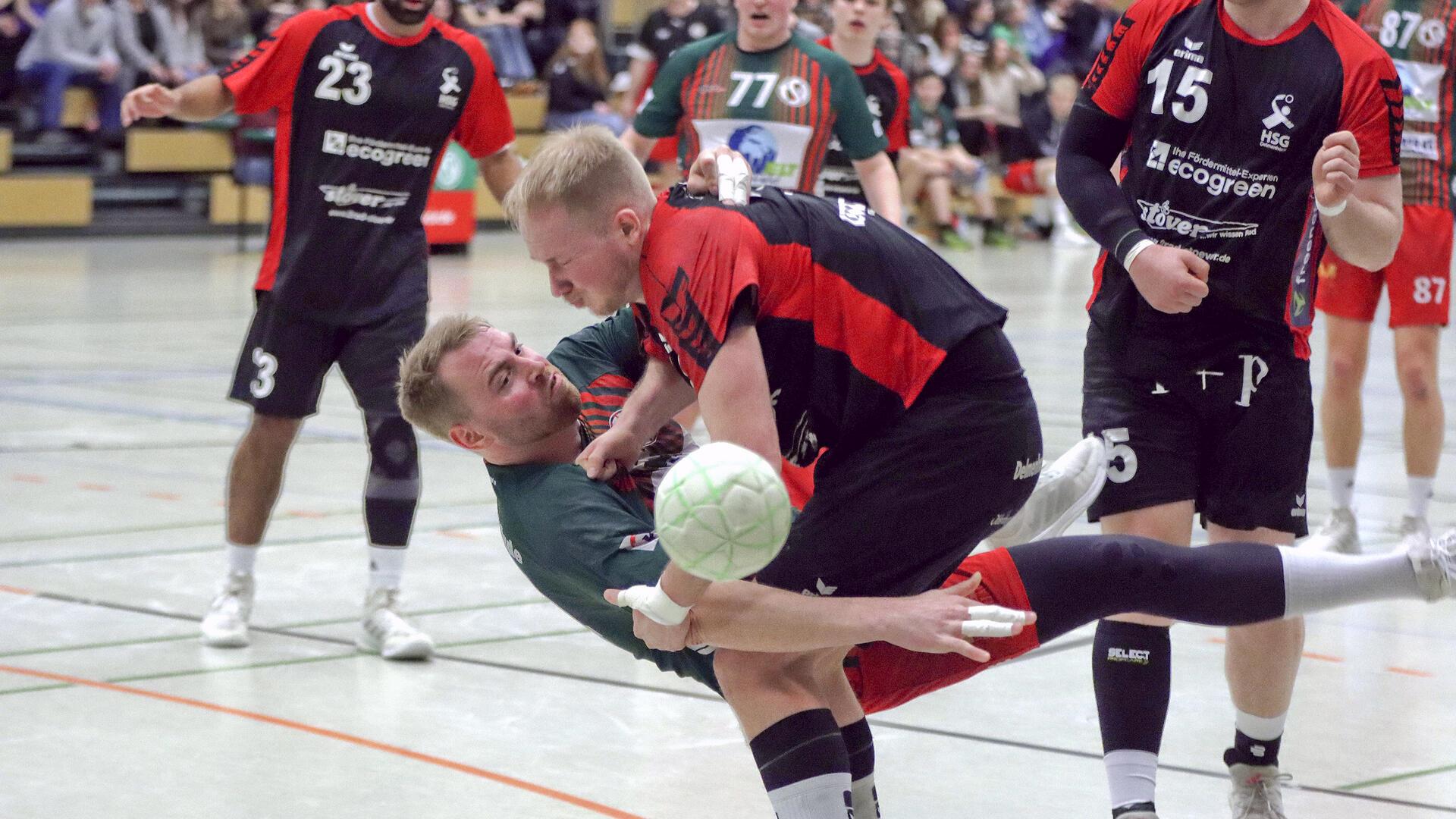 Kreisläufer Jan-Ole Thode muss sich nicht selten gegen zwei „Bullen“ behaupten, traf dennoch zuletzt gegen Delmenhorst fünfmal.