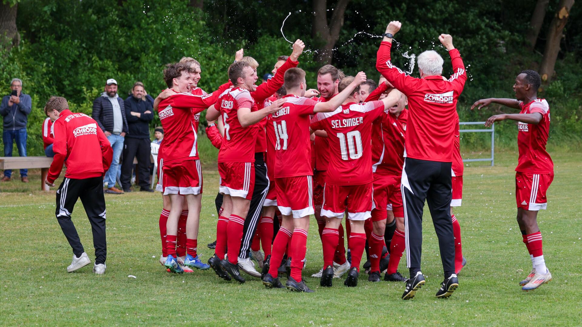 Kreisliga-Meister 2025: Der MTSV Selsingen feiert nach dem Schlusspfiff.