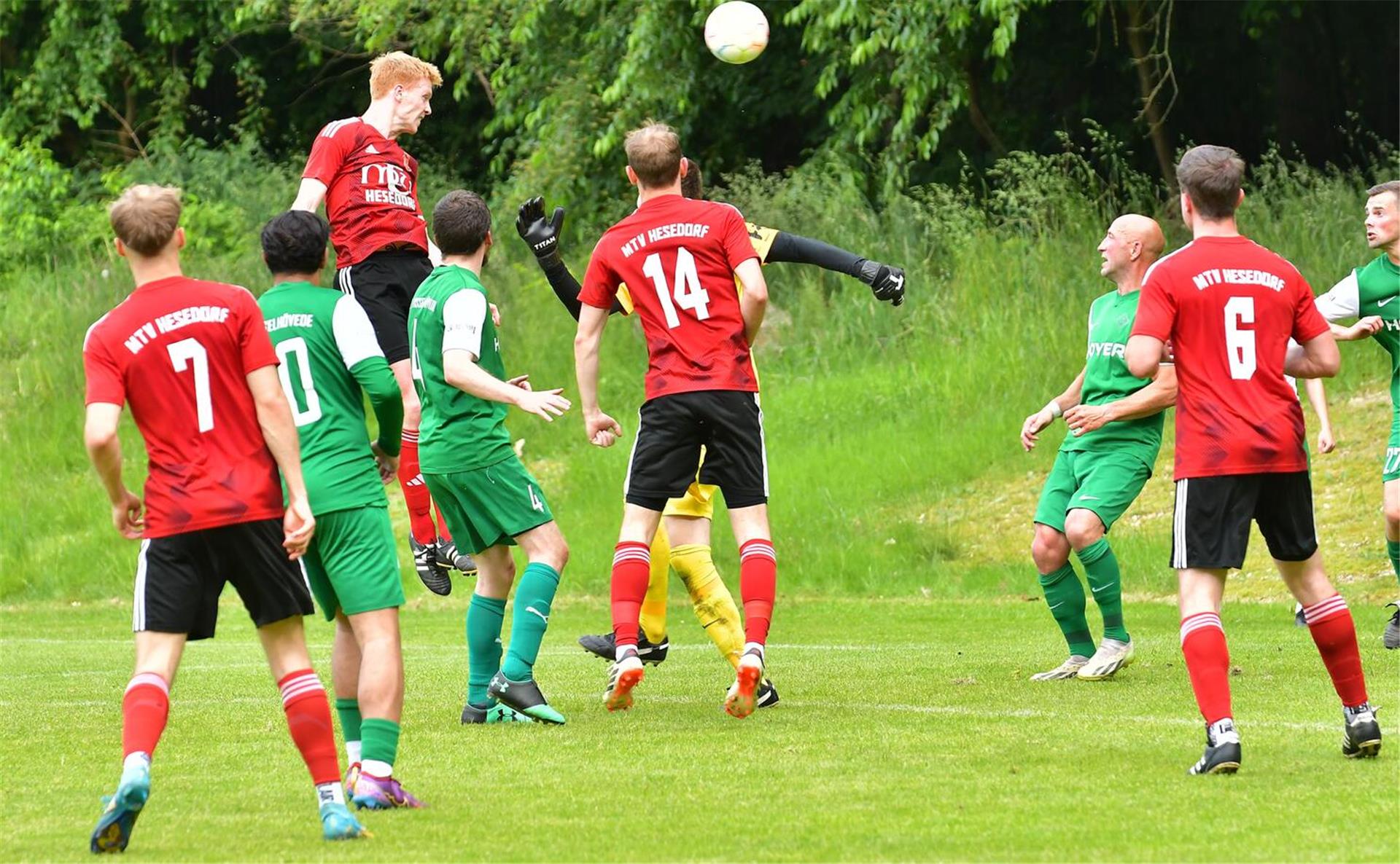 Kristian Reitmann steigt nach einer Tews-Ecke zum Kopfball hoch und trifft zum entscheidenden 1:0.