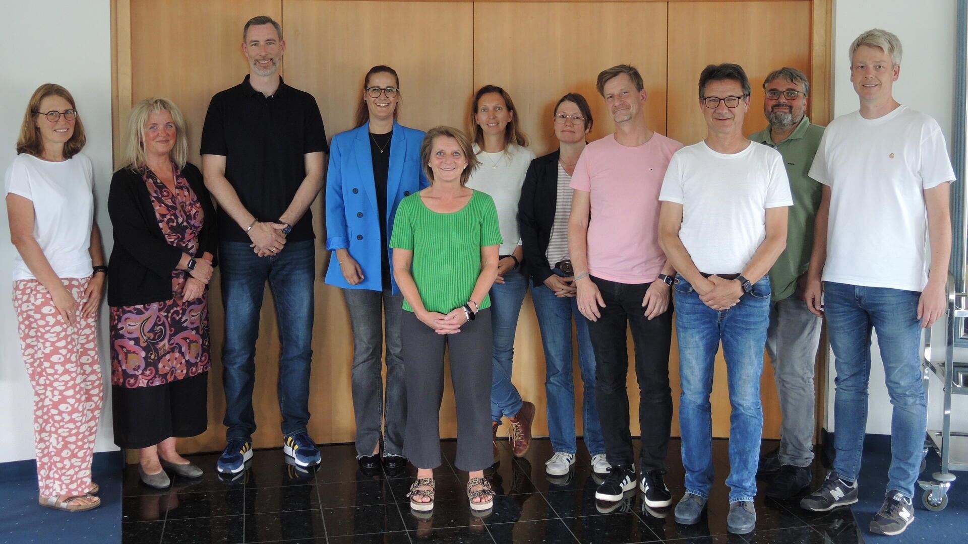 Kürzlich hatte Polizeihauptkommissar Steffen Kehlert (Zweiter von rechts), Jugendsachbearbeiter der Kriminalpolizei Bremervörde, zum inzwischen dritten Bremervörder Schuldialog in die Räumlichkeiten des Polizeikommissariats in Bremervörde eingeladen.