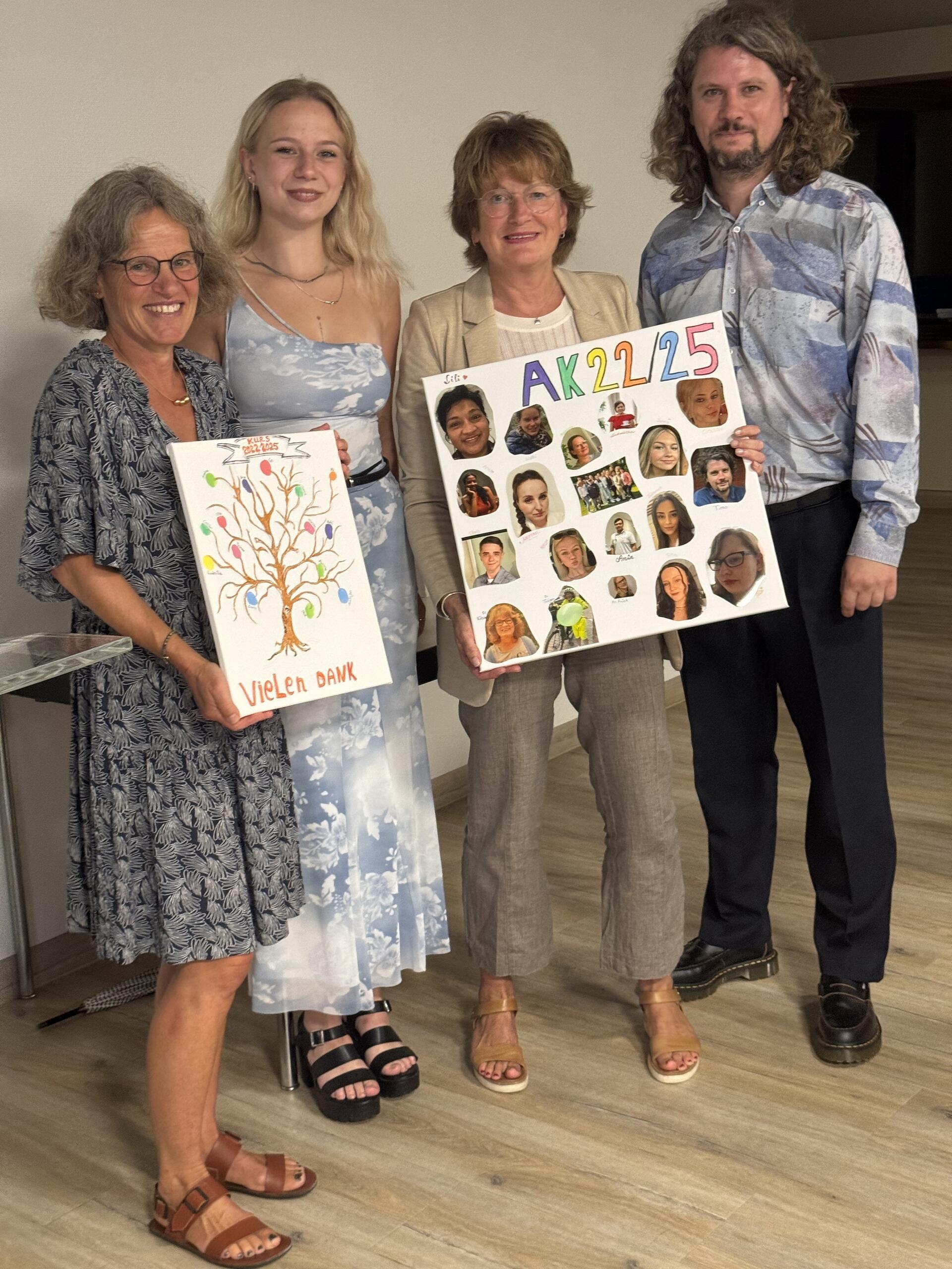 Kurssprecher Timo Dorsch und Hanna Tomfohrde überreichen Kollagen zur Erinnerung an Schulleitung Anke Ritsch und Kursleitung Christiane Träger. Unser Foto zeigt von links Christiane Träger, Hanna Tomfohrde, Anke Ritsch und Timo Dorsch.