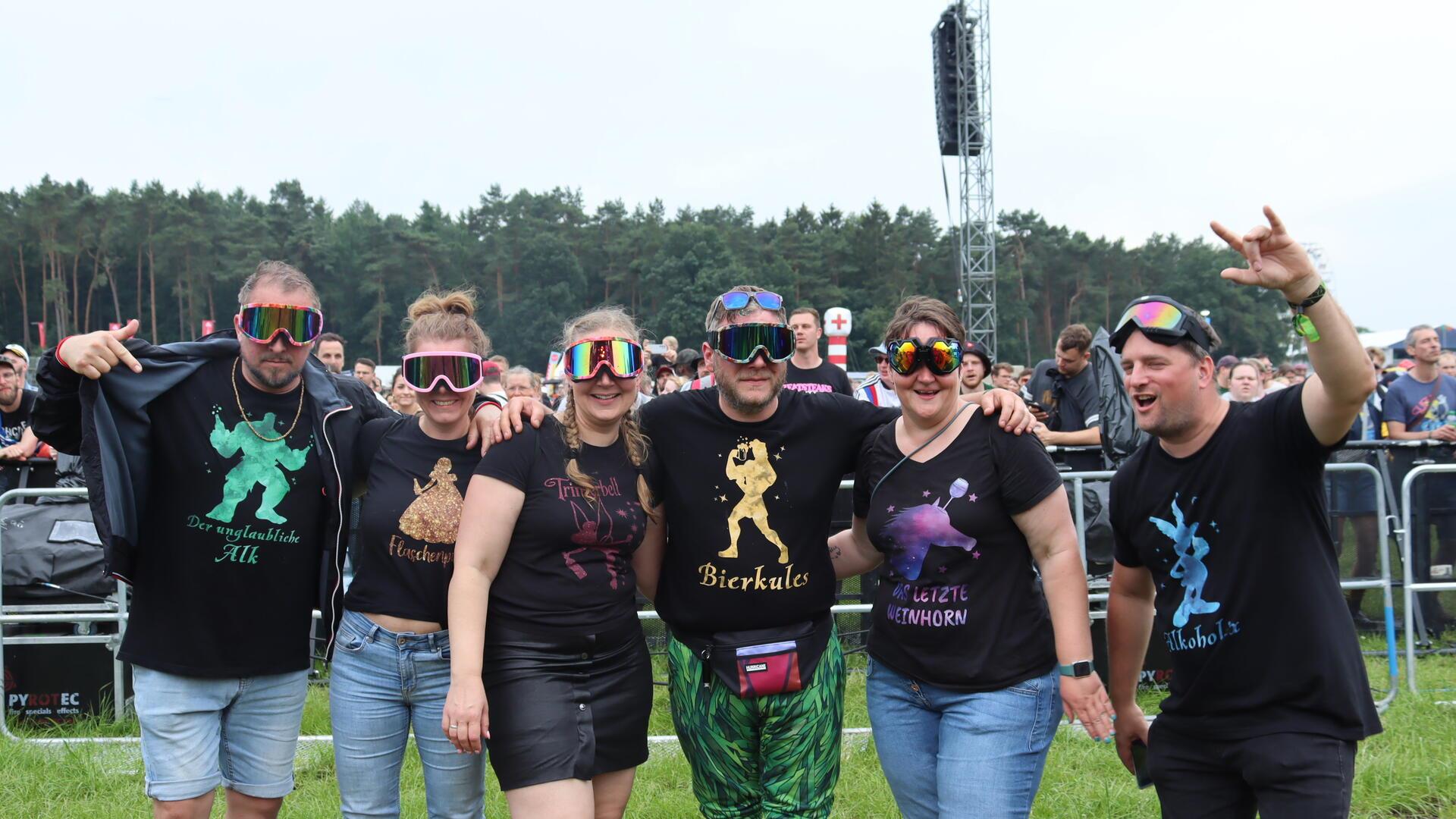 Kein Ski ohne Aggu: Das sind die besten Ski-Aggu-Doubles auf dem Hurricane Kurz vor Auftrittsbeginn des Rappers Ski Aggu, versammeln sich seine Fans an der River Stage.