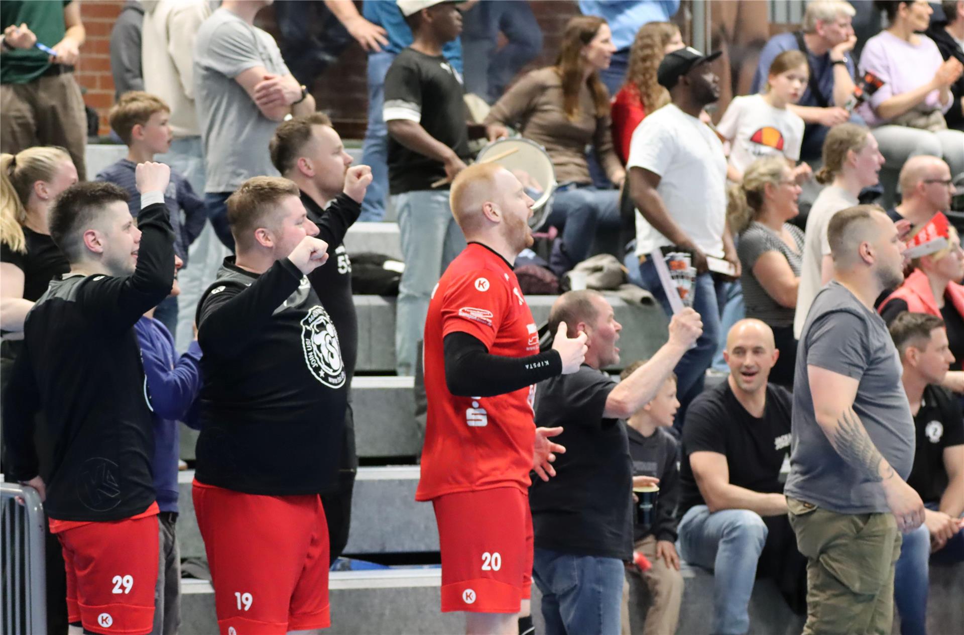 Kurz vor Spielschluss stehen die drei Rot-Sünder (von links) Sebastian Bleck, Kilian Enghard und Felix Naerger im Zevener Fanblock und fiebern dem Abpfiff entgegen.