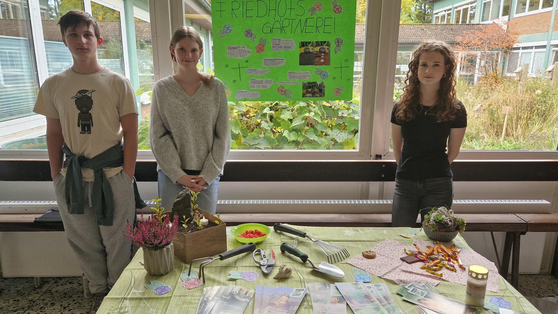 Kyryll Kinsh, Johanna Wegner und Emily Radau von der KGS Sittensen haben im Rahmen der Projektwoche zur Berufsorientierung in den Beruf des Friedhofsgärtners geschnuppert und präsentieren ihre Erkenntnisse und Erfahrungen auf der Messe.