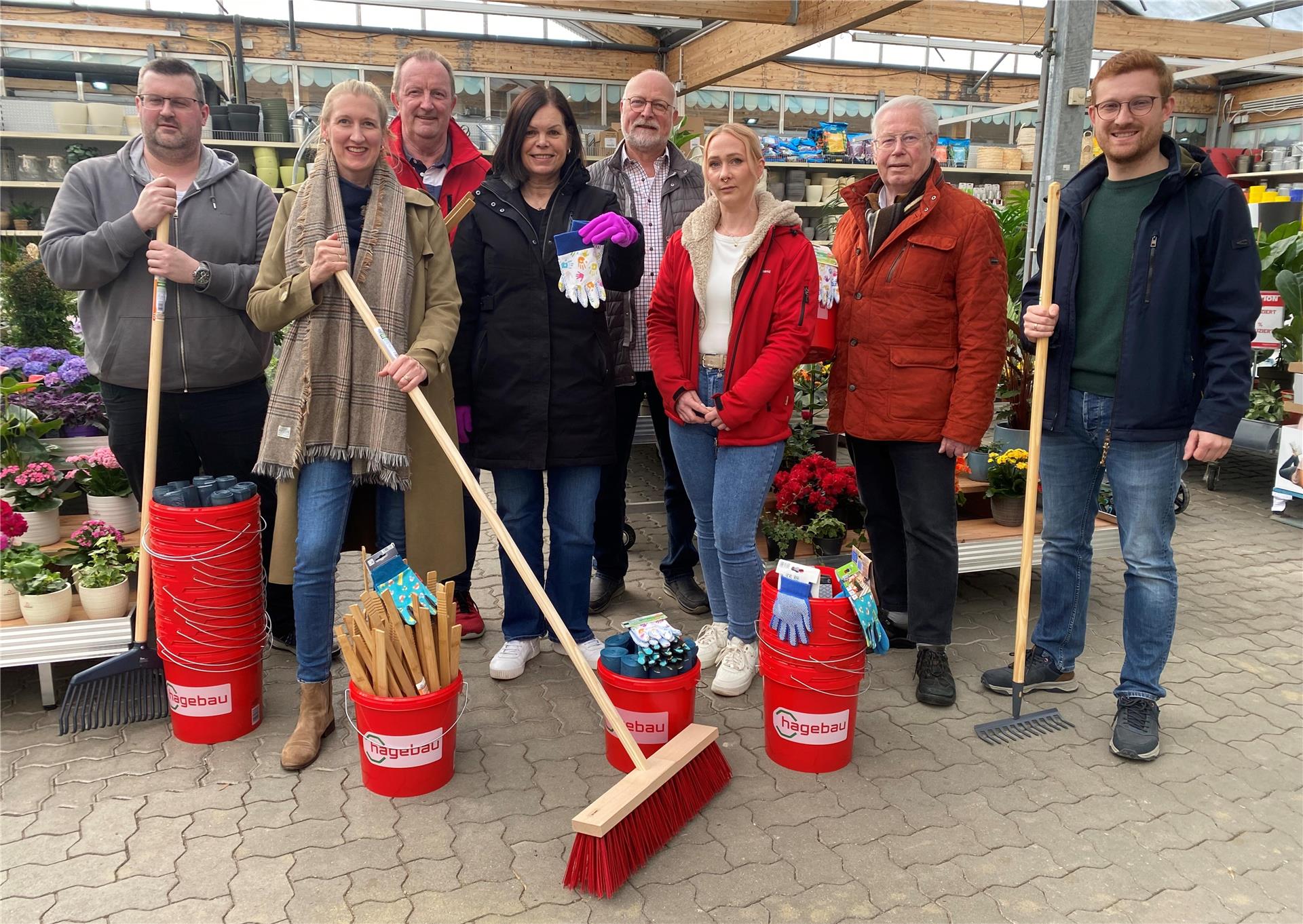Laden ein zur Aktion "Bremervörde räumt auf": Thorben Gliem (Steen Eek, von links), Friederike Damman (Fahrschule Quell), Udo Engelke (Club Dänemark), City-Managerin Bärbel Hensel, Wolfgang Rösemann (Club Tingo), Patricia Rischebode, Herbert Bardenhagen (Ortsrat) und Ortsbürgermeister Dirk-Frederik Stelling.