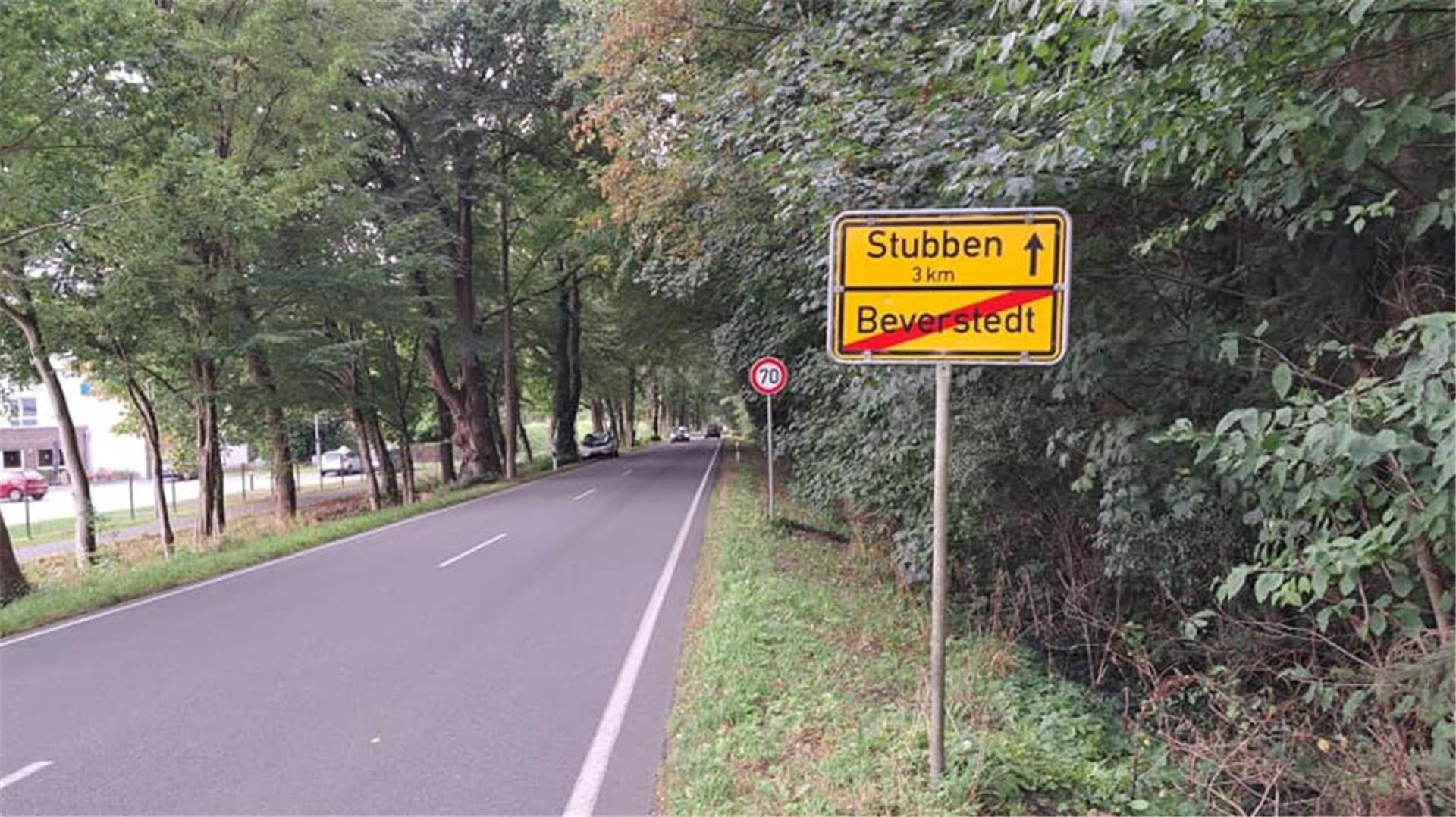 Ein Straßenschild, auf dem der Name "Beverstedt" durchgestrichen ist. "Stubben" ist auch auf dem Schild zu sehen. Die vorbeiführende Straße ist leer,