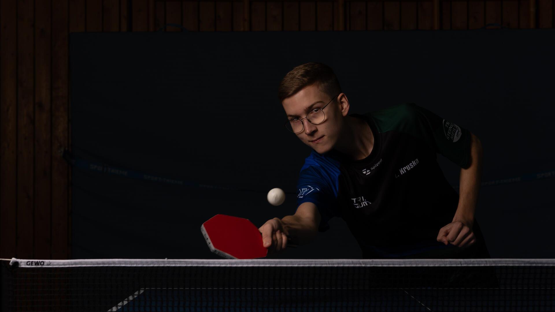Landesliga-Spieler Linus Kruska setzt auf den sechseckigen "Cybershape"-Schläger, eine Innovation aus Schweden.