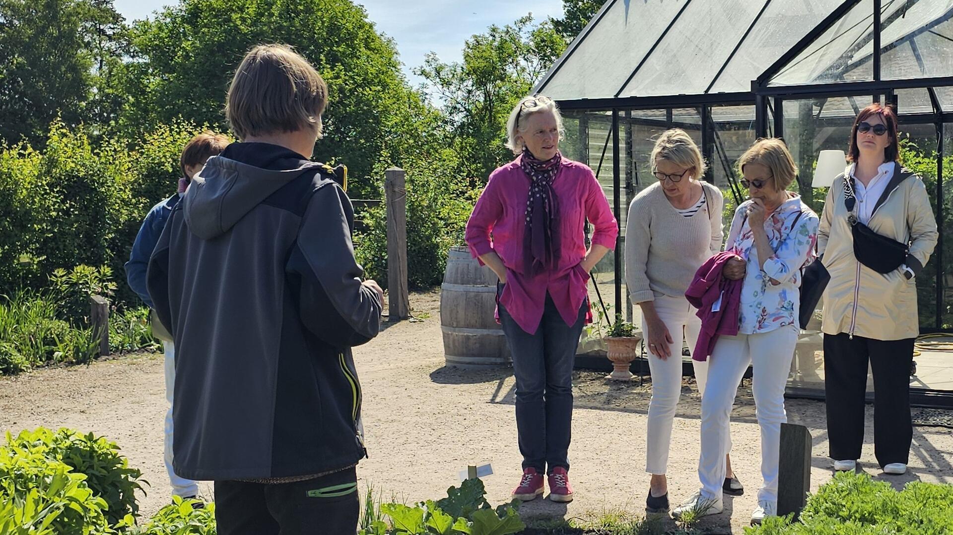 Landpark-Chefin Katharine von Schiller erklärt zweisprachig den deutsch-französischen Besuchern den Gemüsegarten.