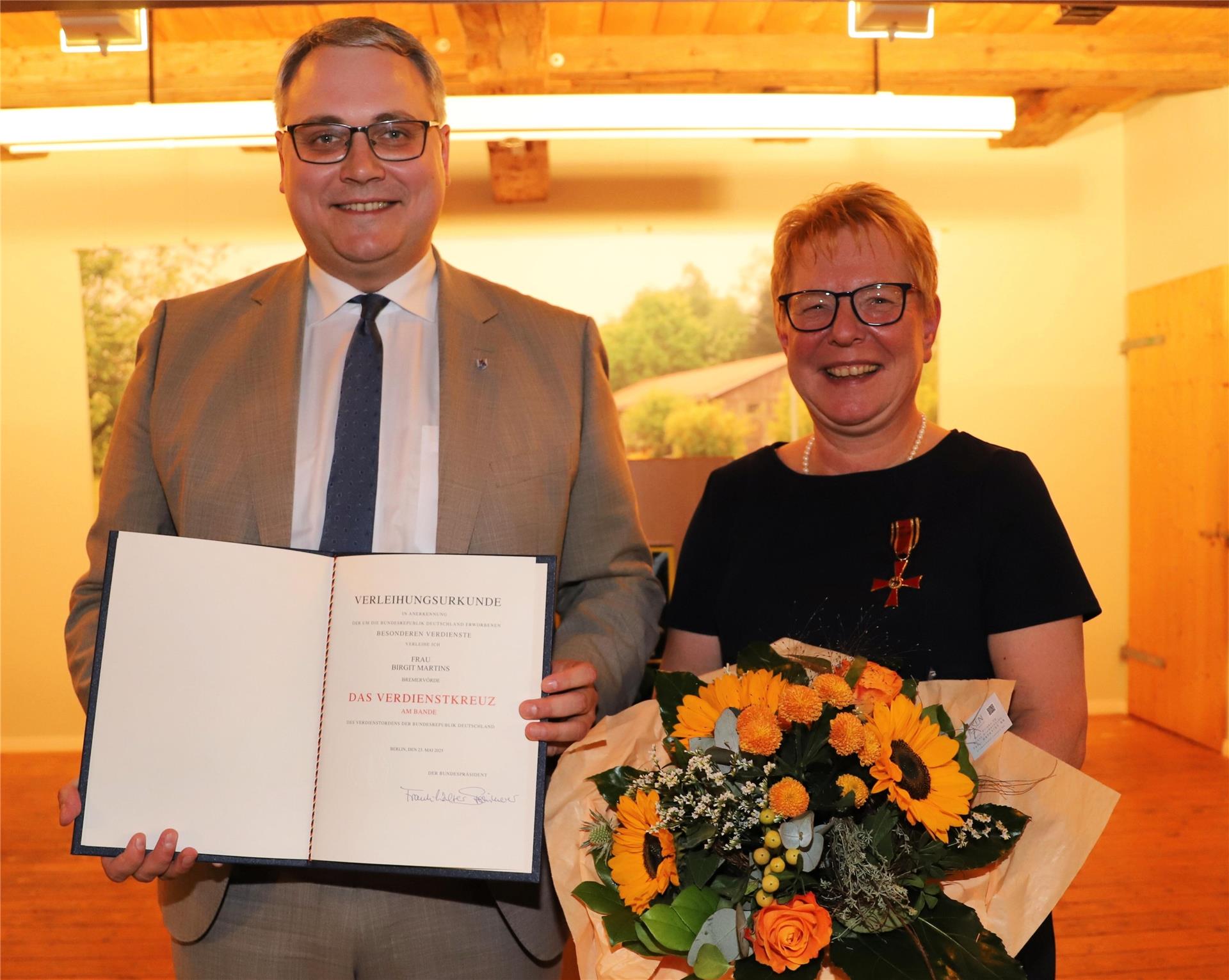 Landrat Marco Prietz hatte die ehrenvolle Aufgabe übernommen, Birgit Martins den Verdienstorden am Bande der Bundesrepublik Deutschland inklusive Ernennungsurkunde und Blumenstrauß zu überreichen. 