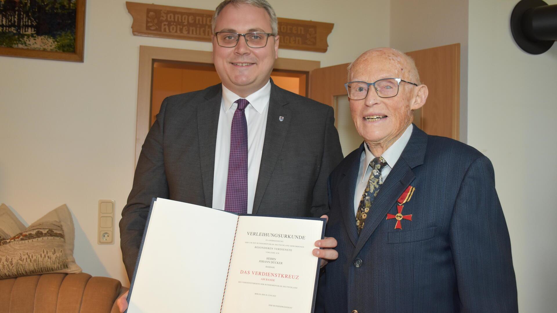 Landrat Marco Prietz und Johann Dücker (90). Dücker wurde für seinen Einsatz für zwei in Basdahl ermordete KZ-Häftlinge und seinen Beitrag zur deutschen Erinnerungskultur mit dem Bundesverdienstkreuz ausgezeichnet. 