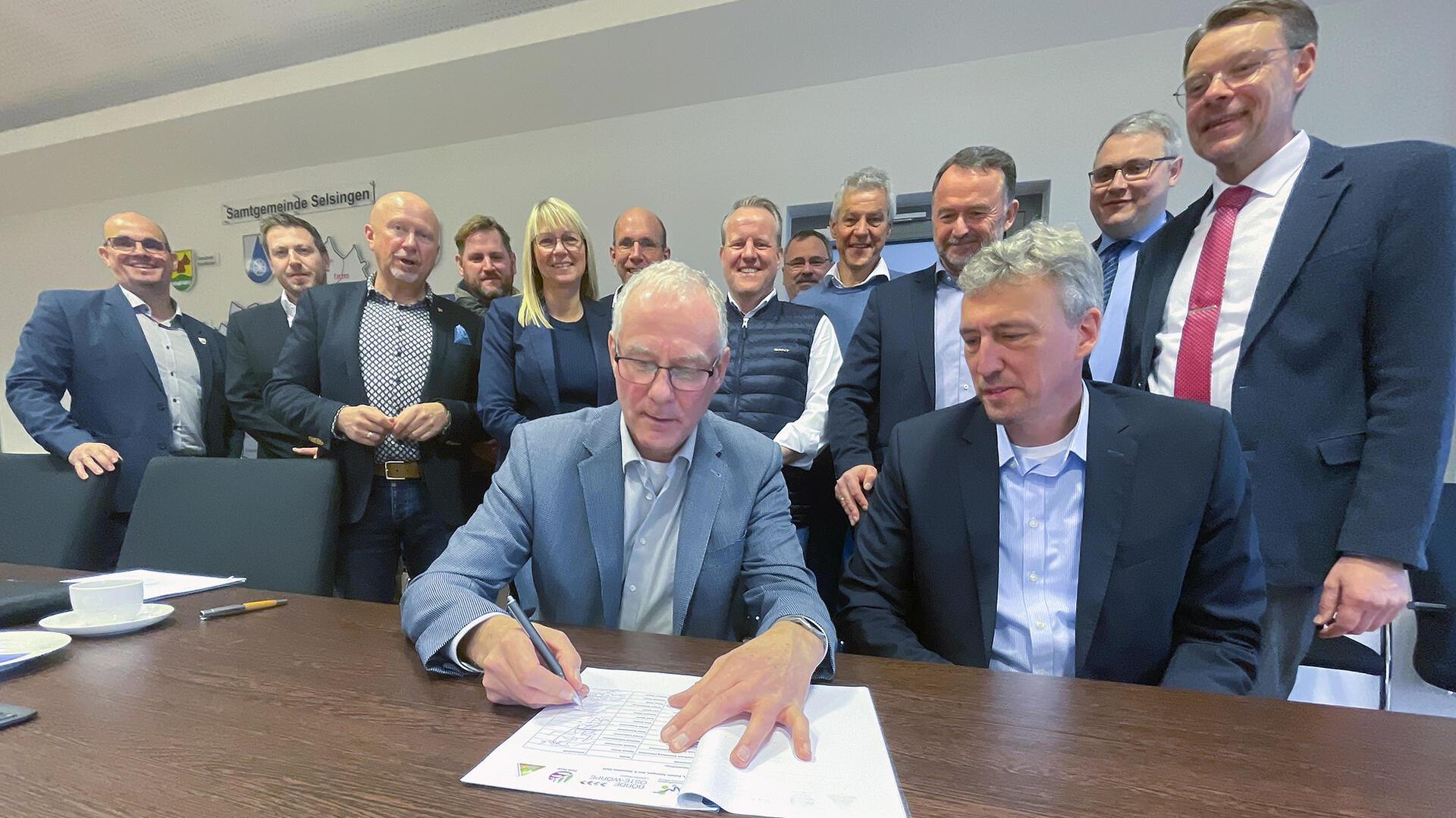 Landrat Prietz und die Bürgermeister der 13 Kommunen unterzeichneten eine Kooperationsvereinbarung für das Projekt „FahrRad“. Gastgeber Gerhard Kahrs, Bürgermeister der Samtgemeinde Selsingen (vorn links), und Mit-Koordinator Stephan Meyer, Bürgermeister der Samtgemeinde Geestequelle (vorn links), unterschrieben als Erste.