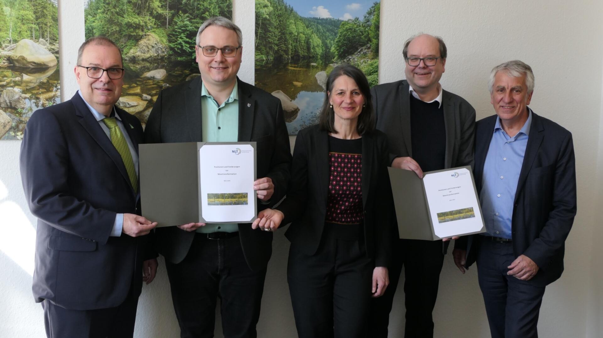 Landrat Thorsten Krüger (von links), NLT Präsident Landrat Marco Prietz, Ministerin Miriam Staudt, Minister Christian Meyer und NLT Hauptgeschäftsführer Prof. Dr. Hubert Meyer.