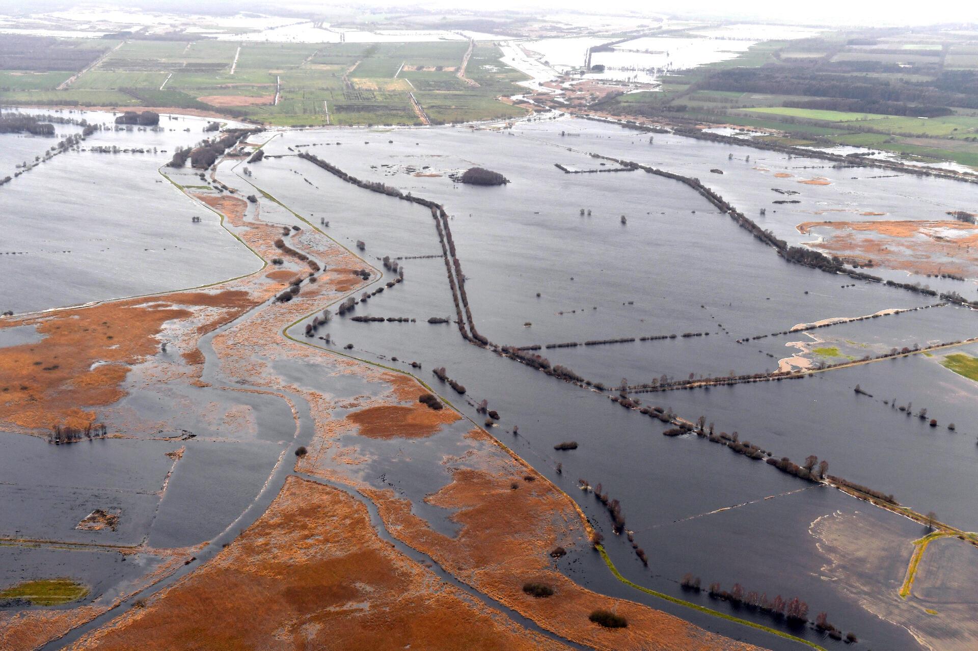 Land unter Wasser.