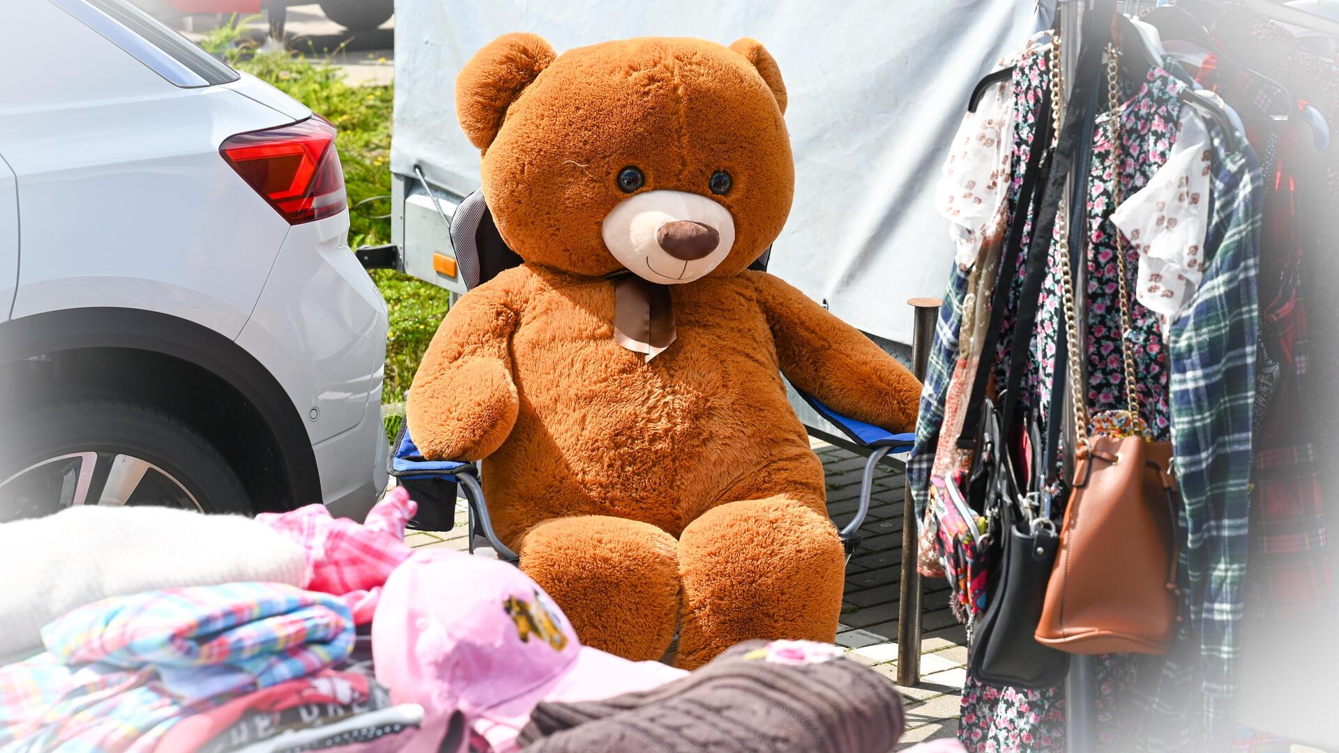 Ein Teddybär wird auf einem Flohmarkt angeboten